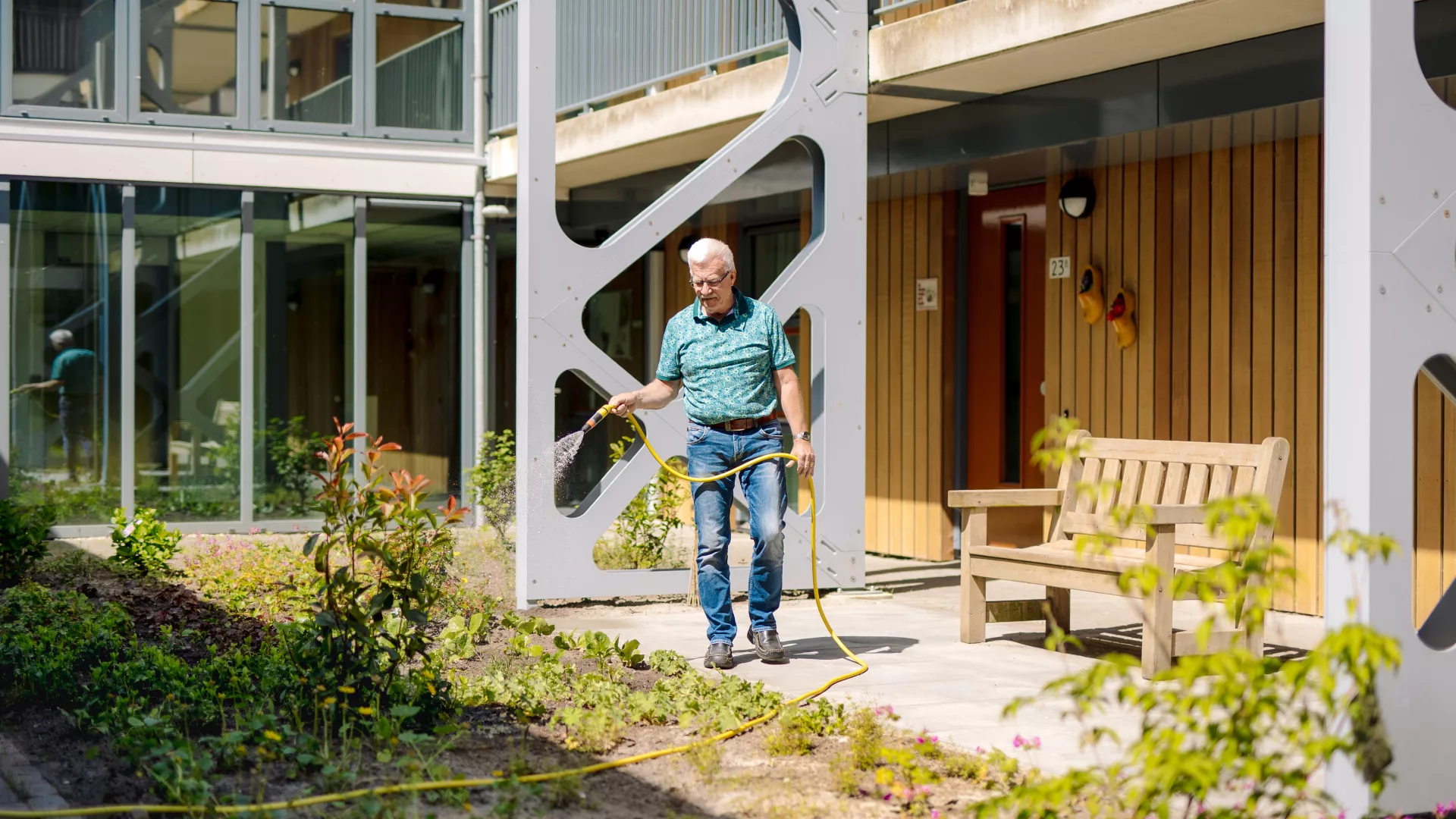 Huurder geeft planten water