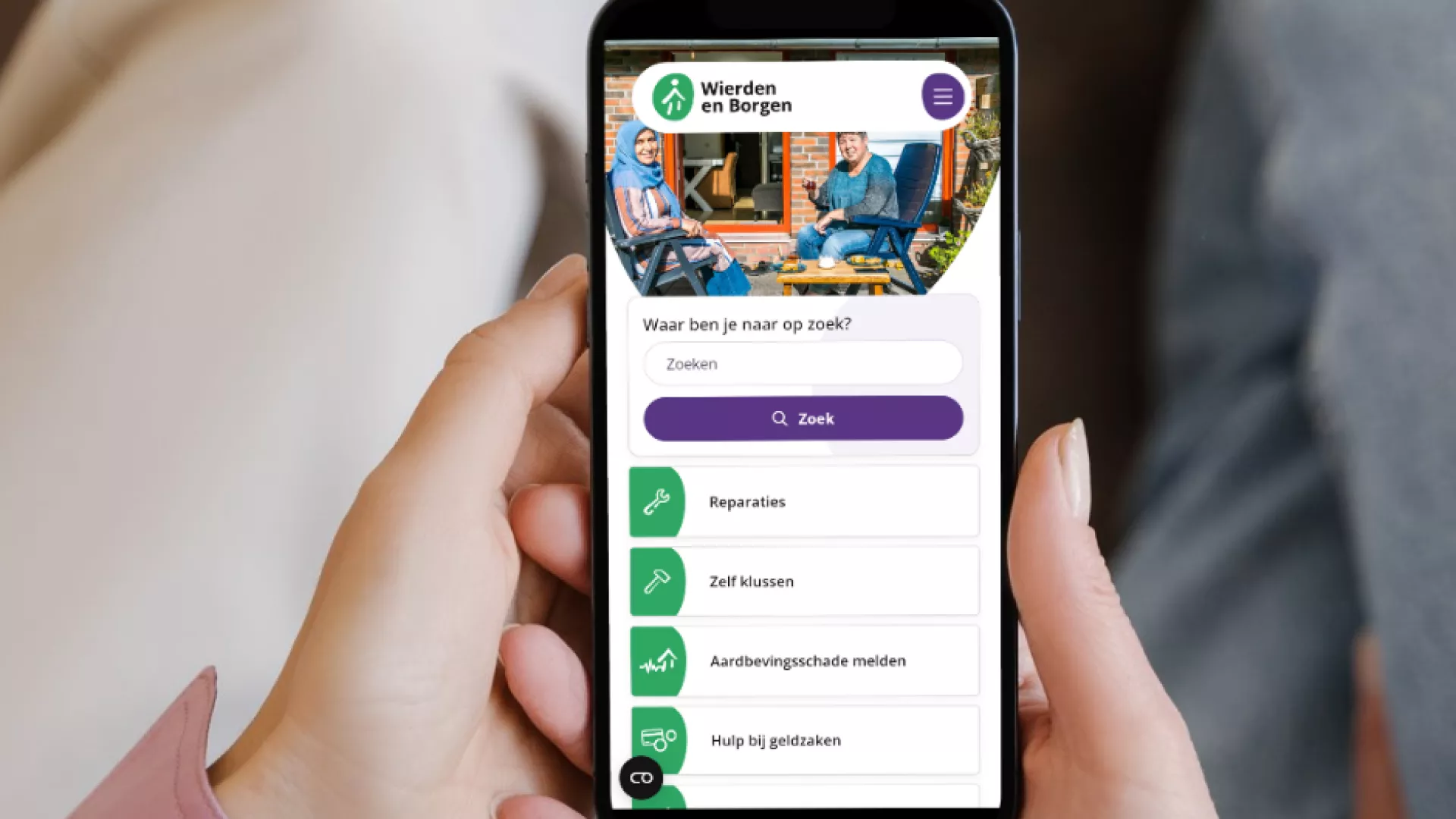 Telefoon in hand met daarop website