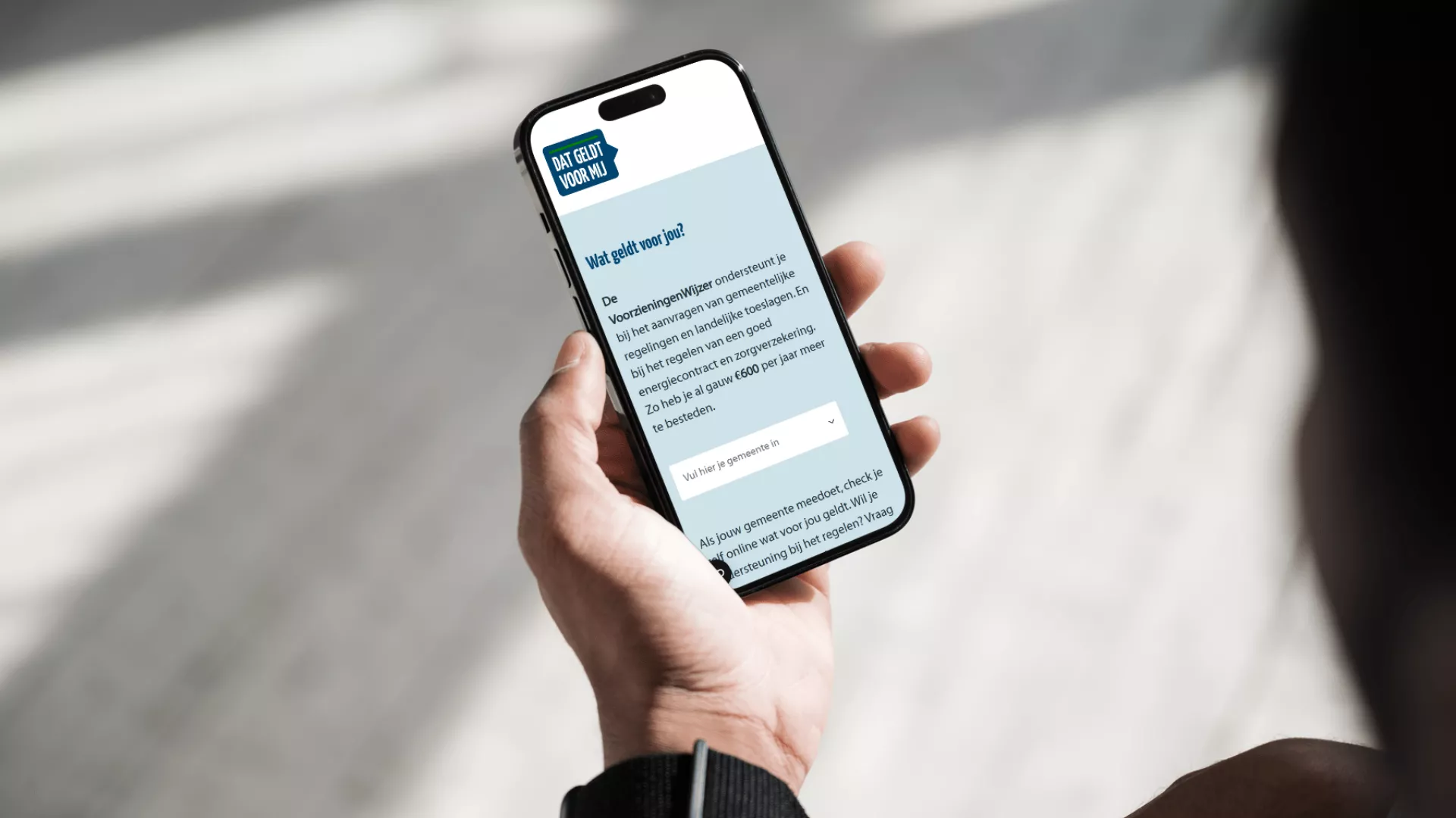 Telefoon in hand met website datgeldvoormij.nl