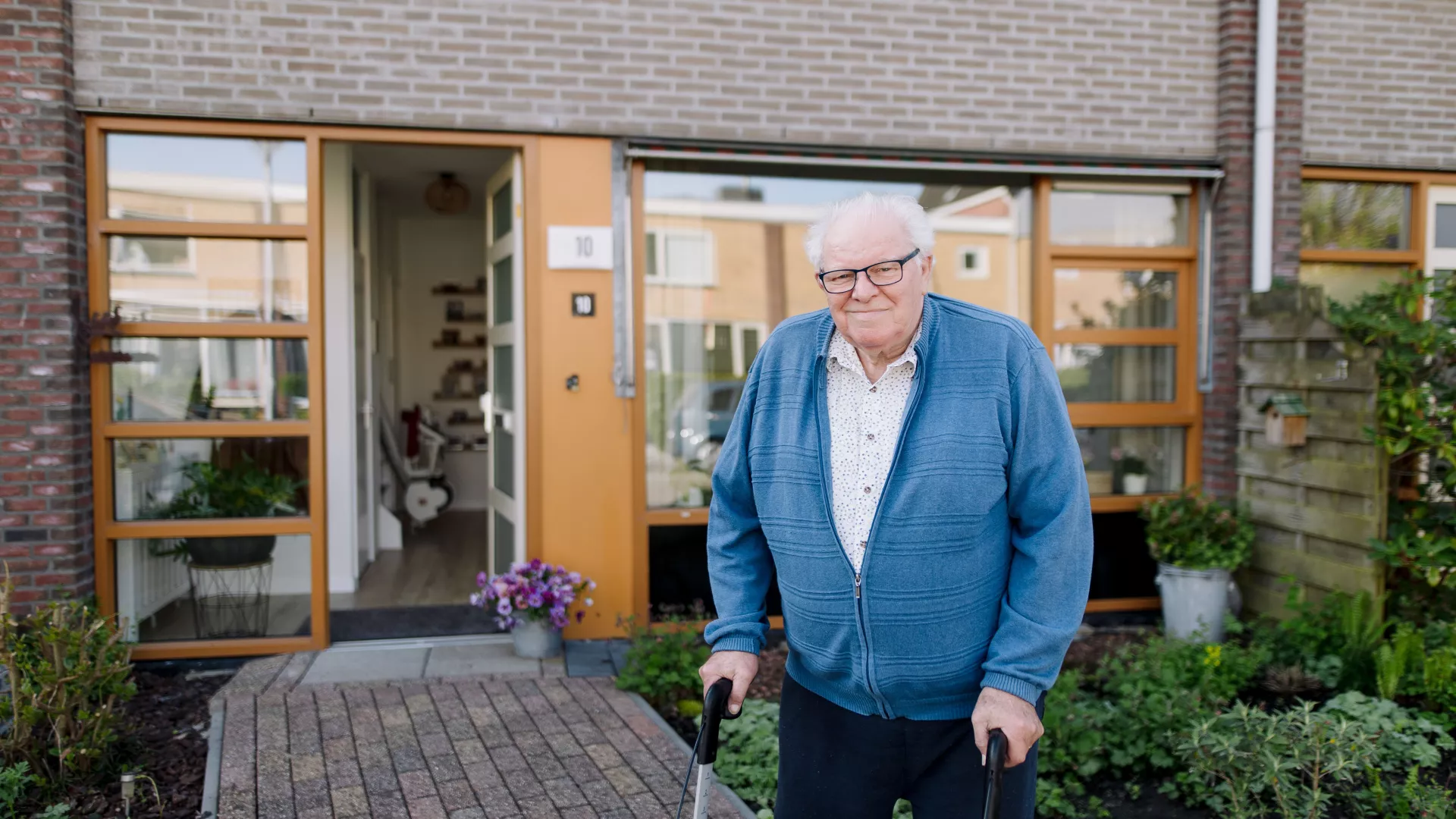 Huurder met rollator voor woning