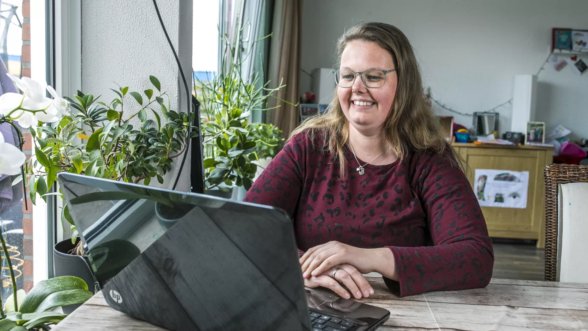 Huurder bekijkt website op laptop