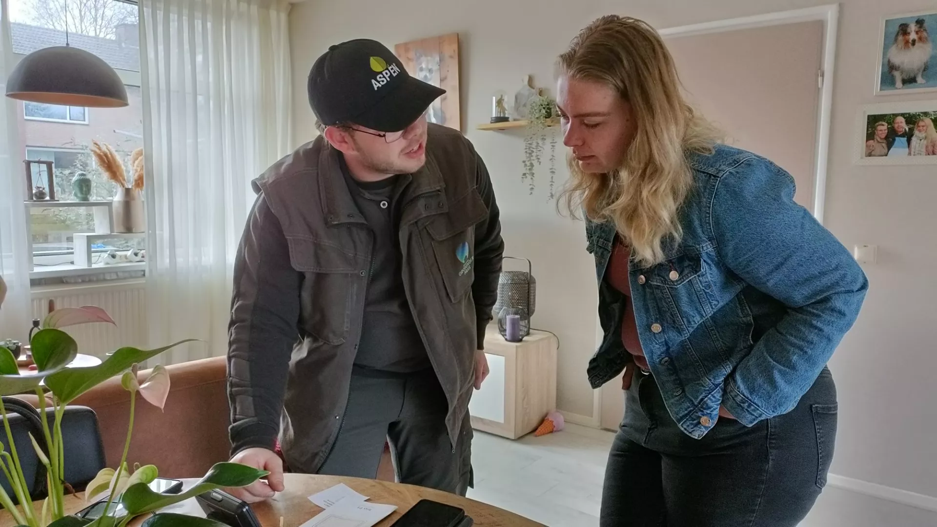 Vakman laat energiedisplay zien aan huurder