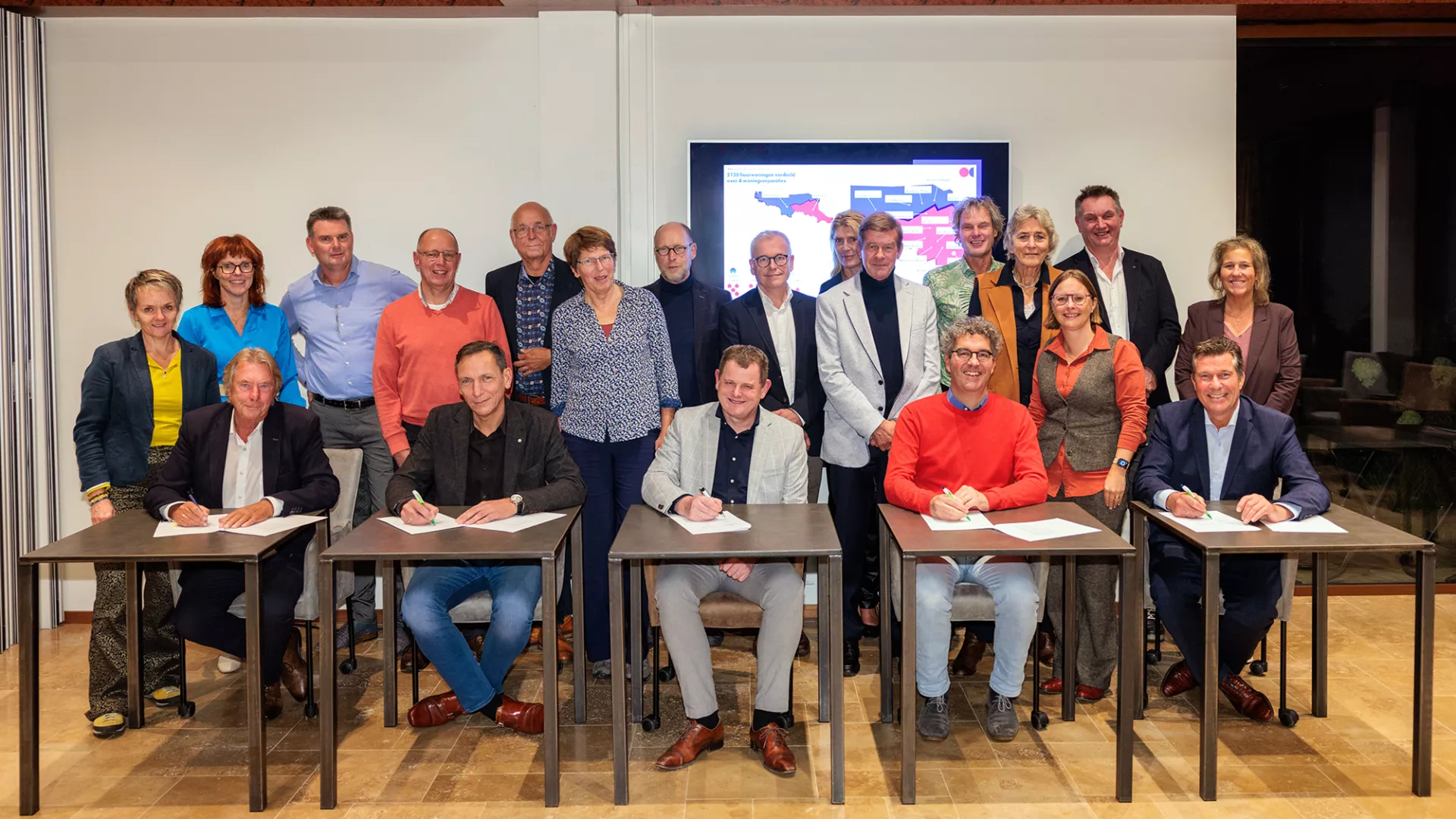 Fotomoment met bestuurders voor overname Marenland