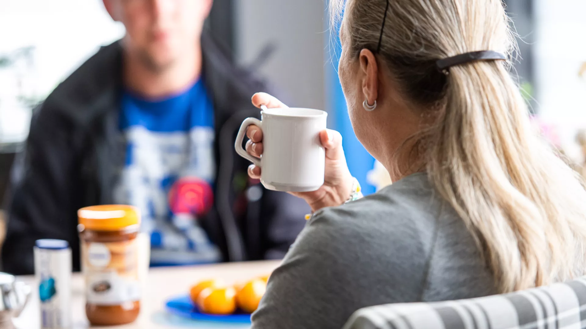 Koffiedrinken bij een huurder thuis