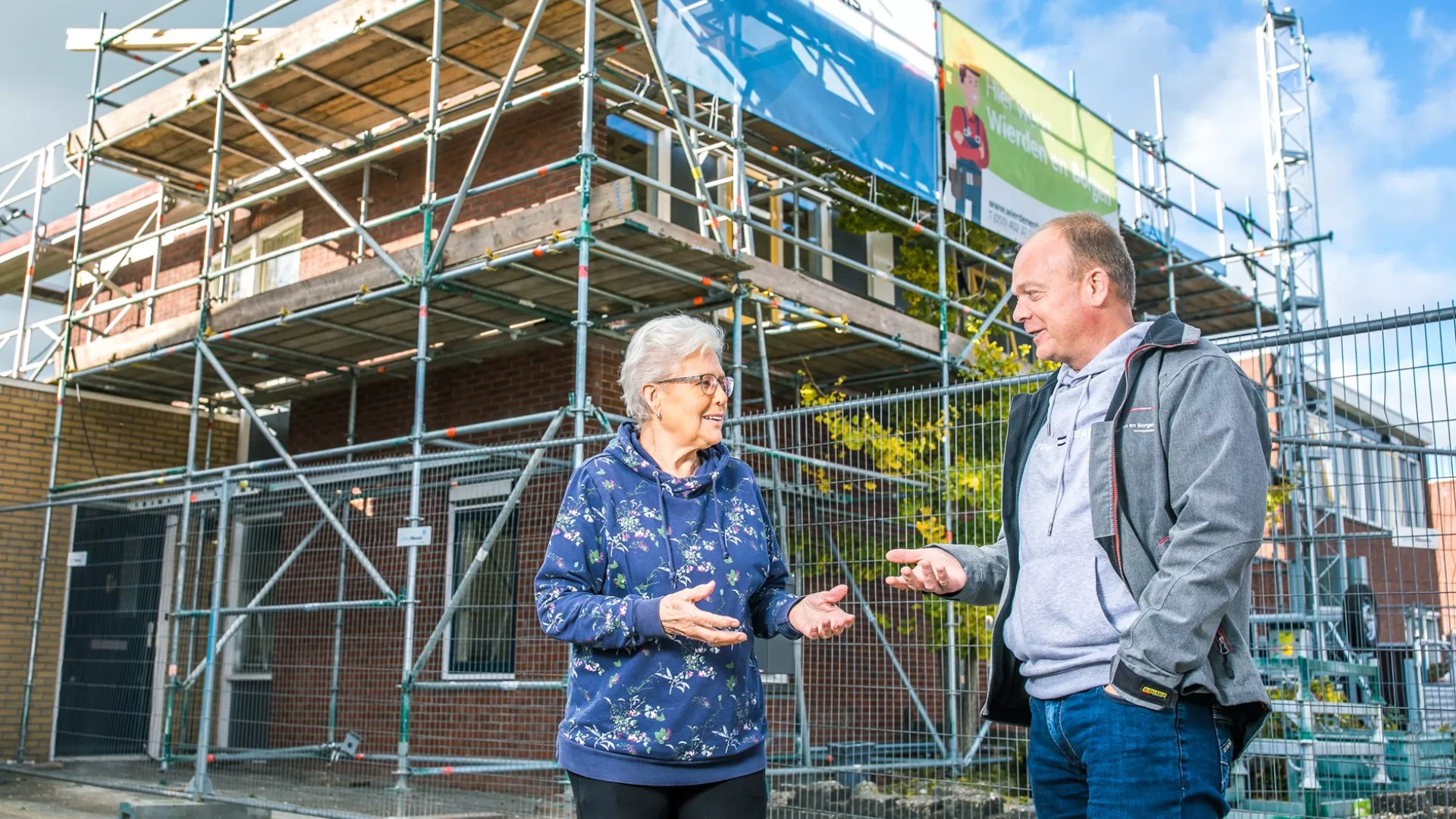 Huurder met opzichter in gesprek over werkzaamheden aan woning