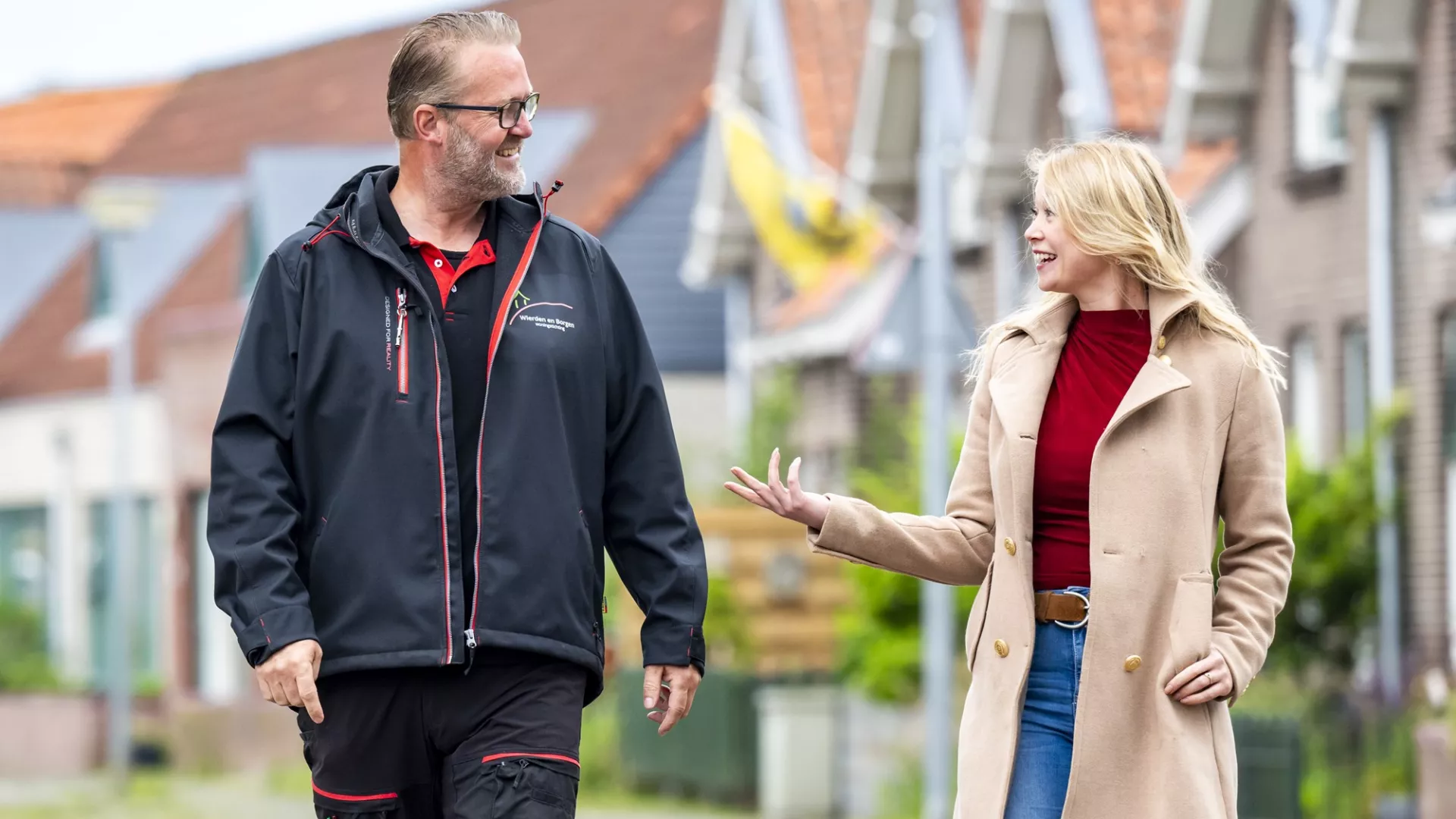 Wijkbeheerder en gebiedsconsulent op pad in de wijk