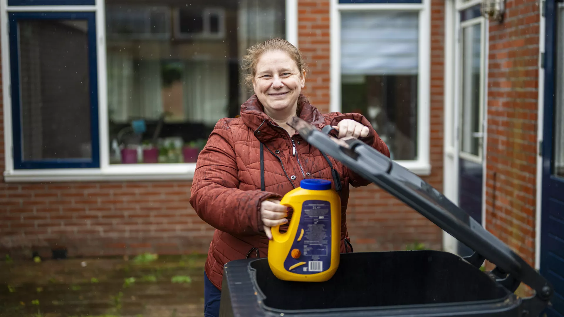 Huurder gooit frituurvet weg