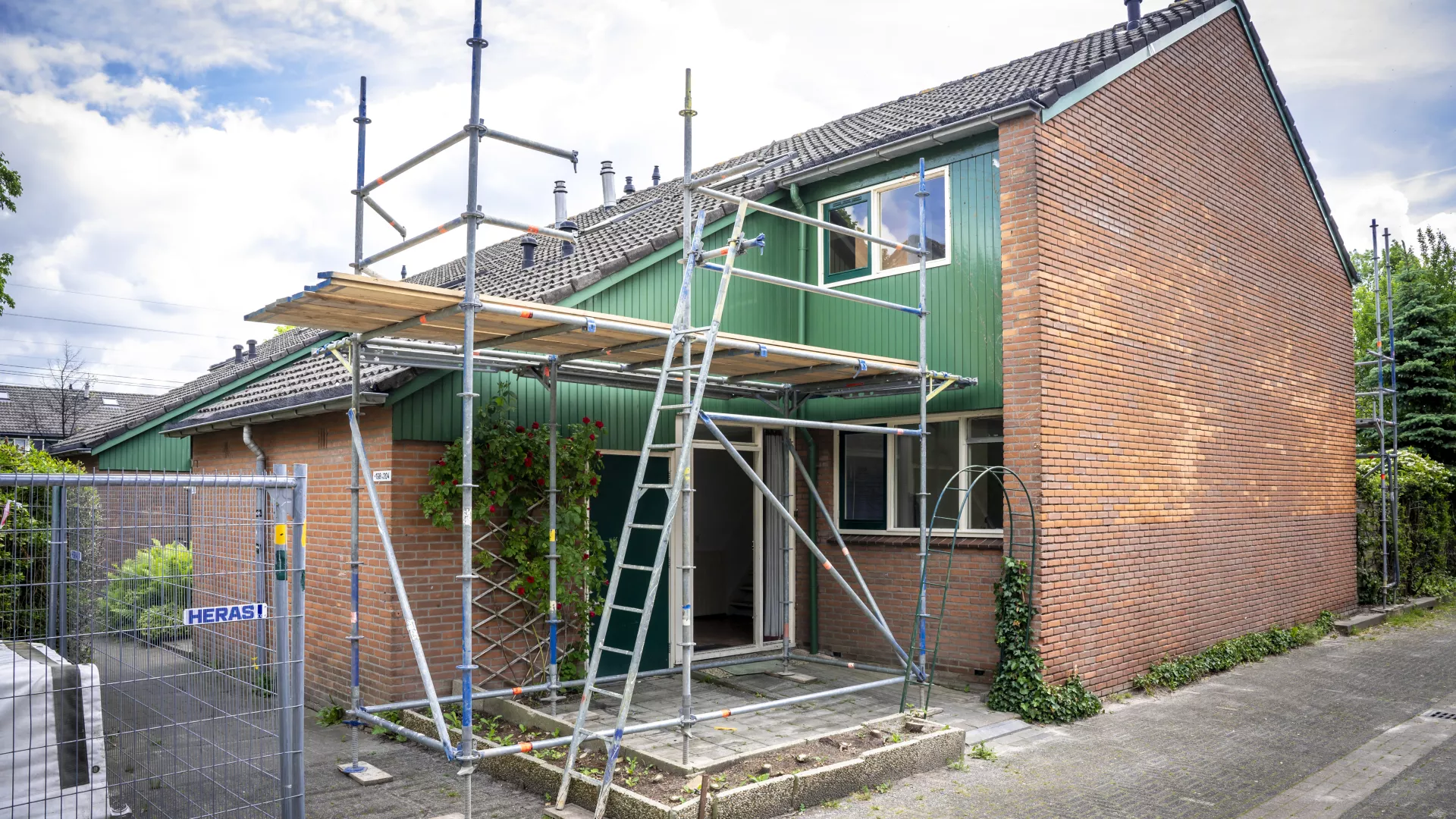 Woning in de steigers in de Speenkruidstraat