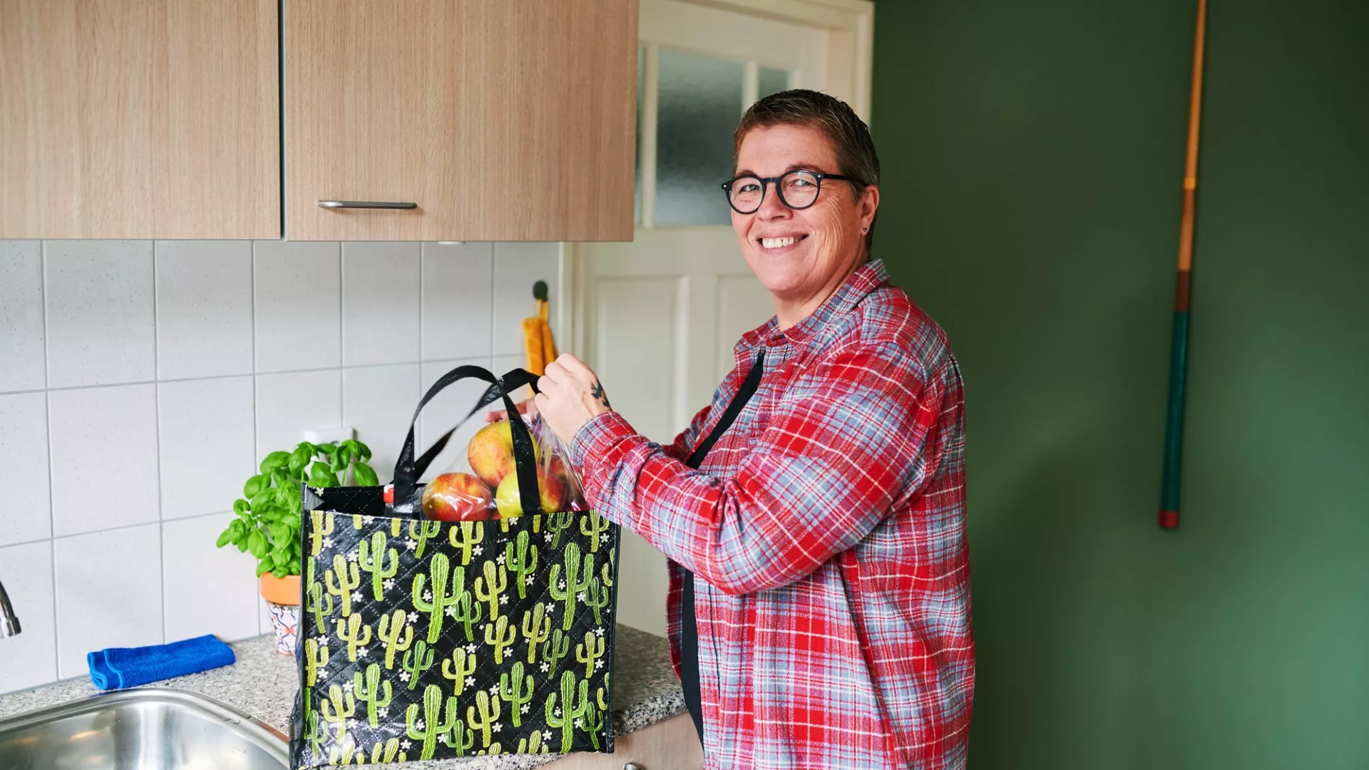 Huurder pakt boodschappen uit