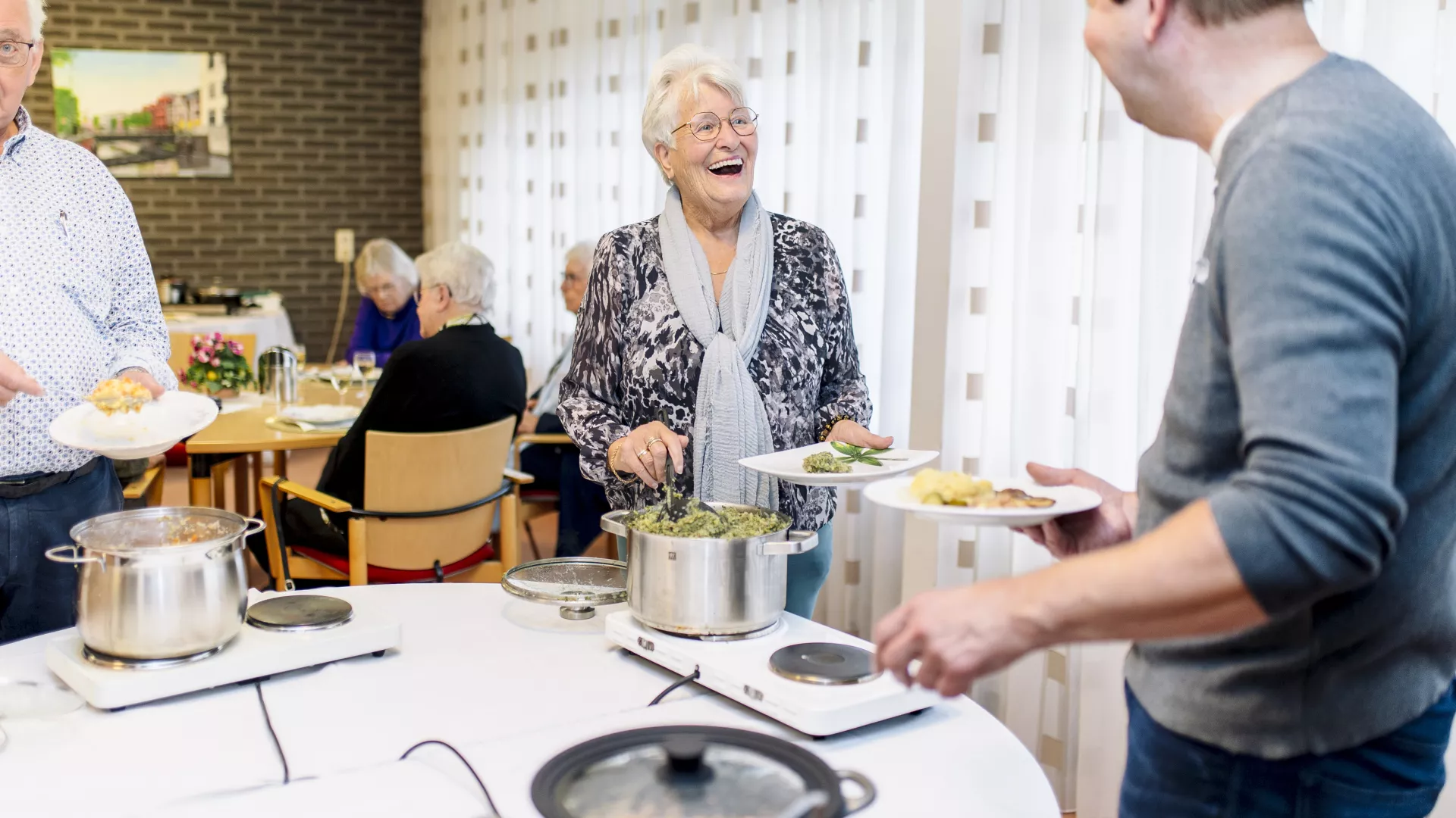 Huurder schept eten op