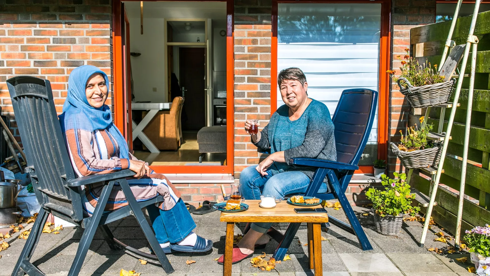 Buren drinken een kopje koffie in de tuin
