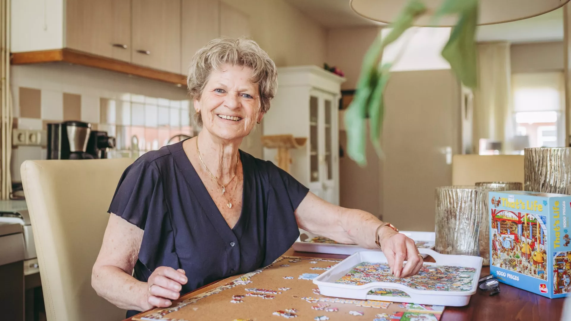 Huurder puzzelt aan tafel
