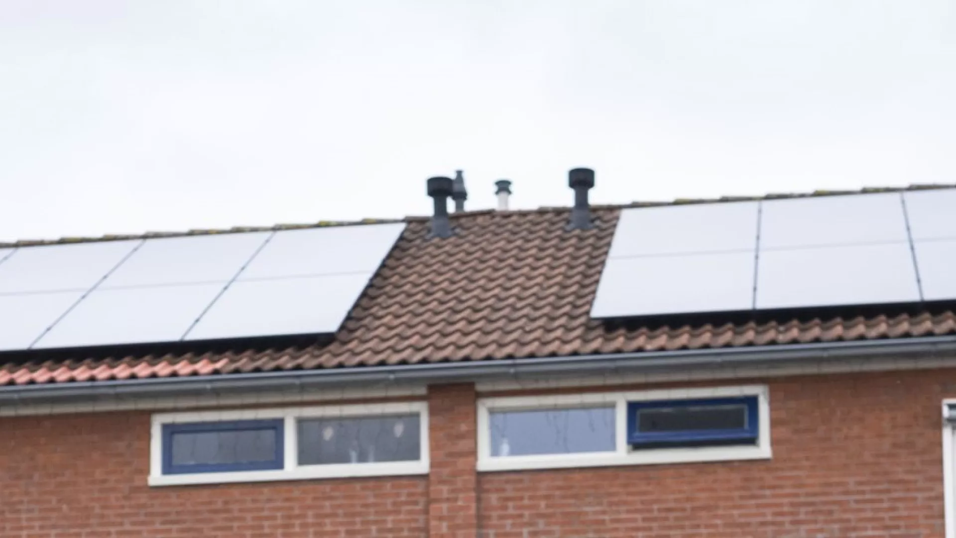 Zonnepanelen op het dak van huurwoningen