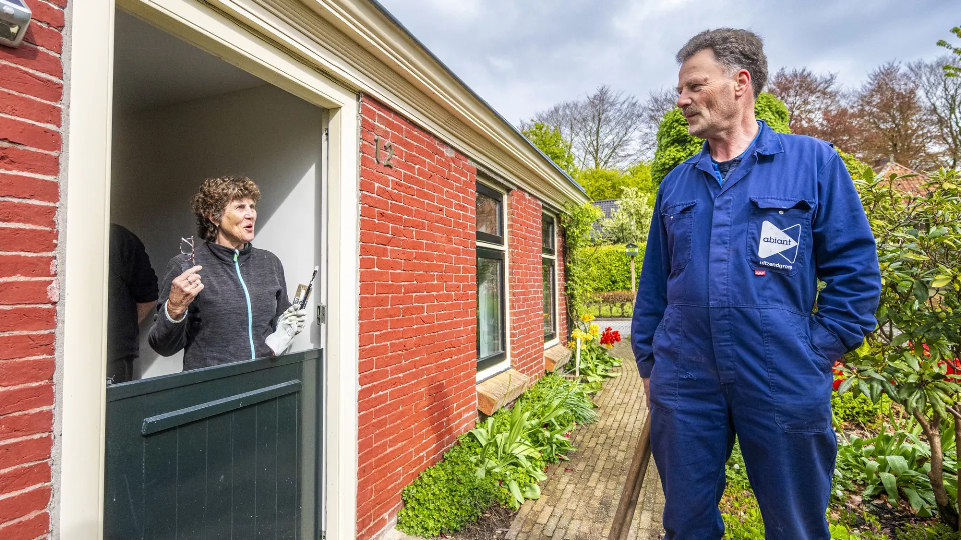 Huurder met buurvrouw in gesprek