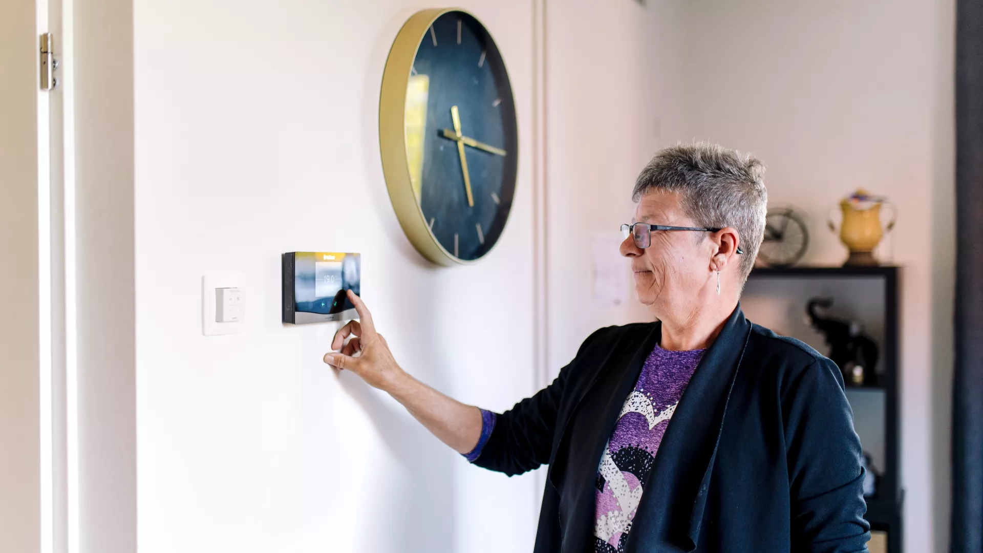 Huurder stelt thermostaat in