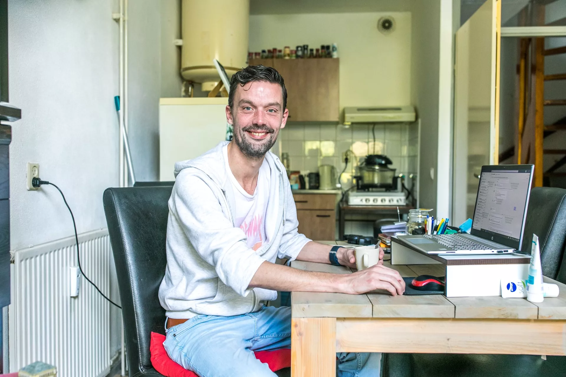 Huurder achter een laptop