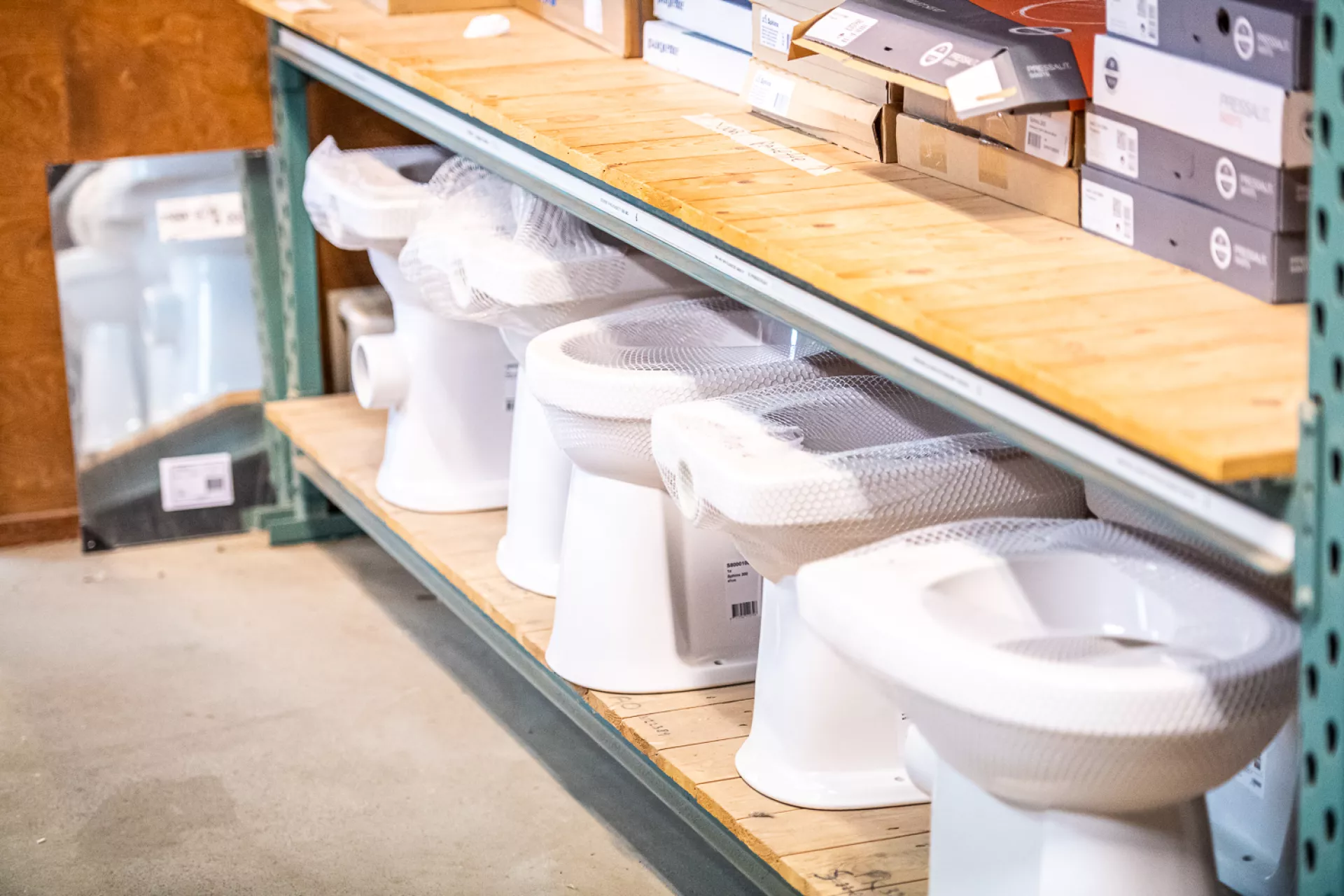 Toiletpotten in de opslag