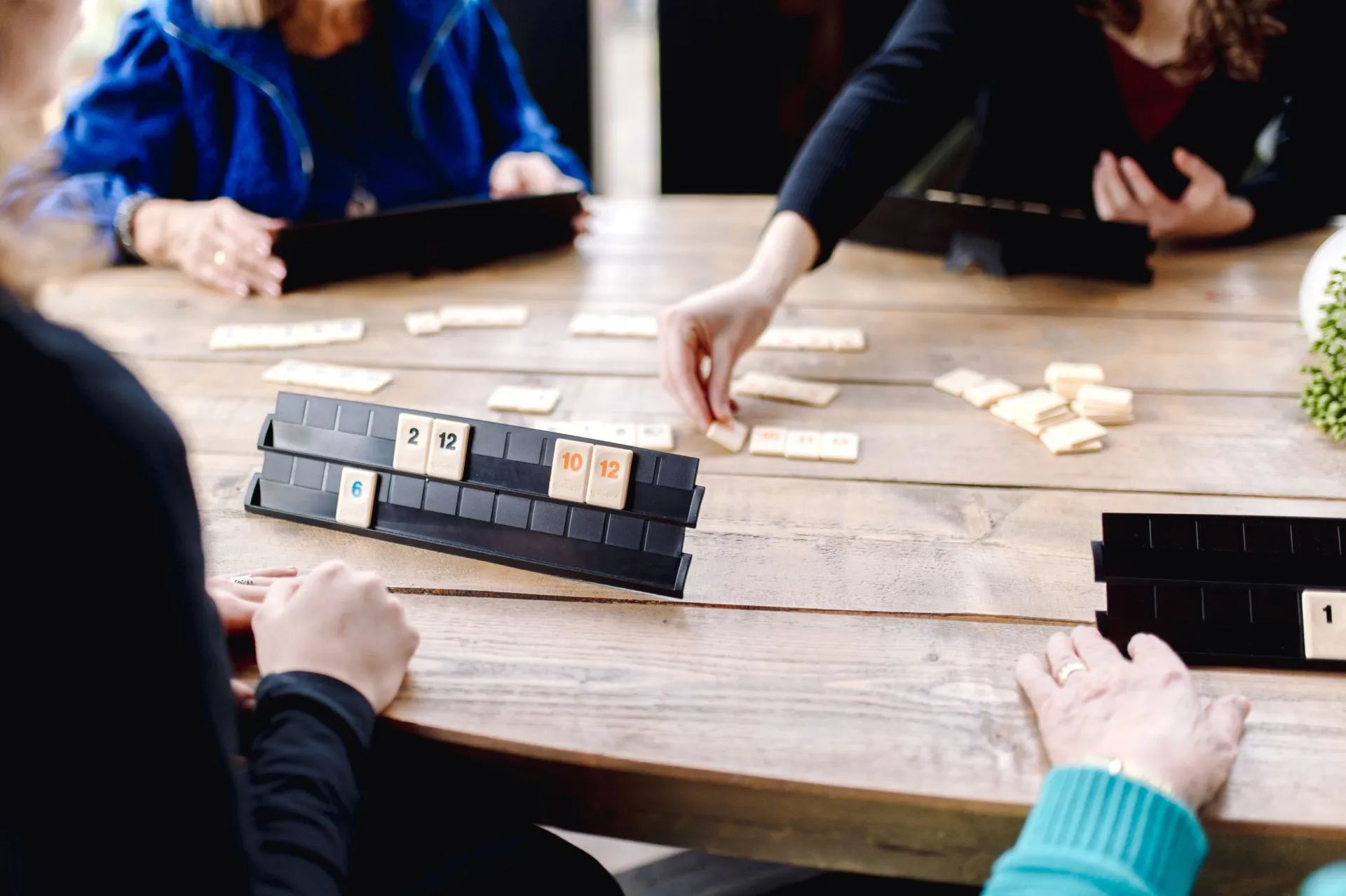 Huurders spelen Rummikub aan een tafel.