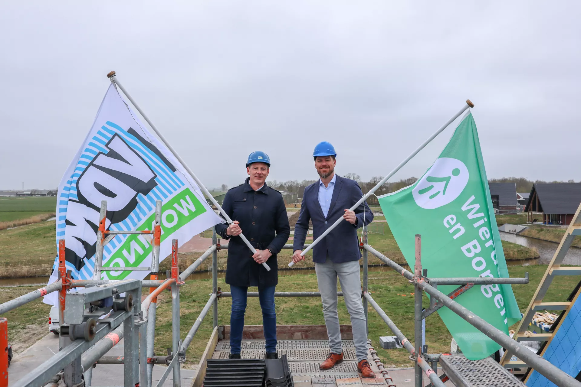 Vlaggen omhoog voor hoogste punt bereikt van bouw woningen in Winsum