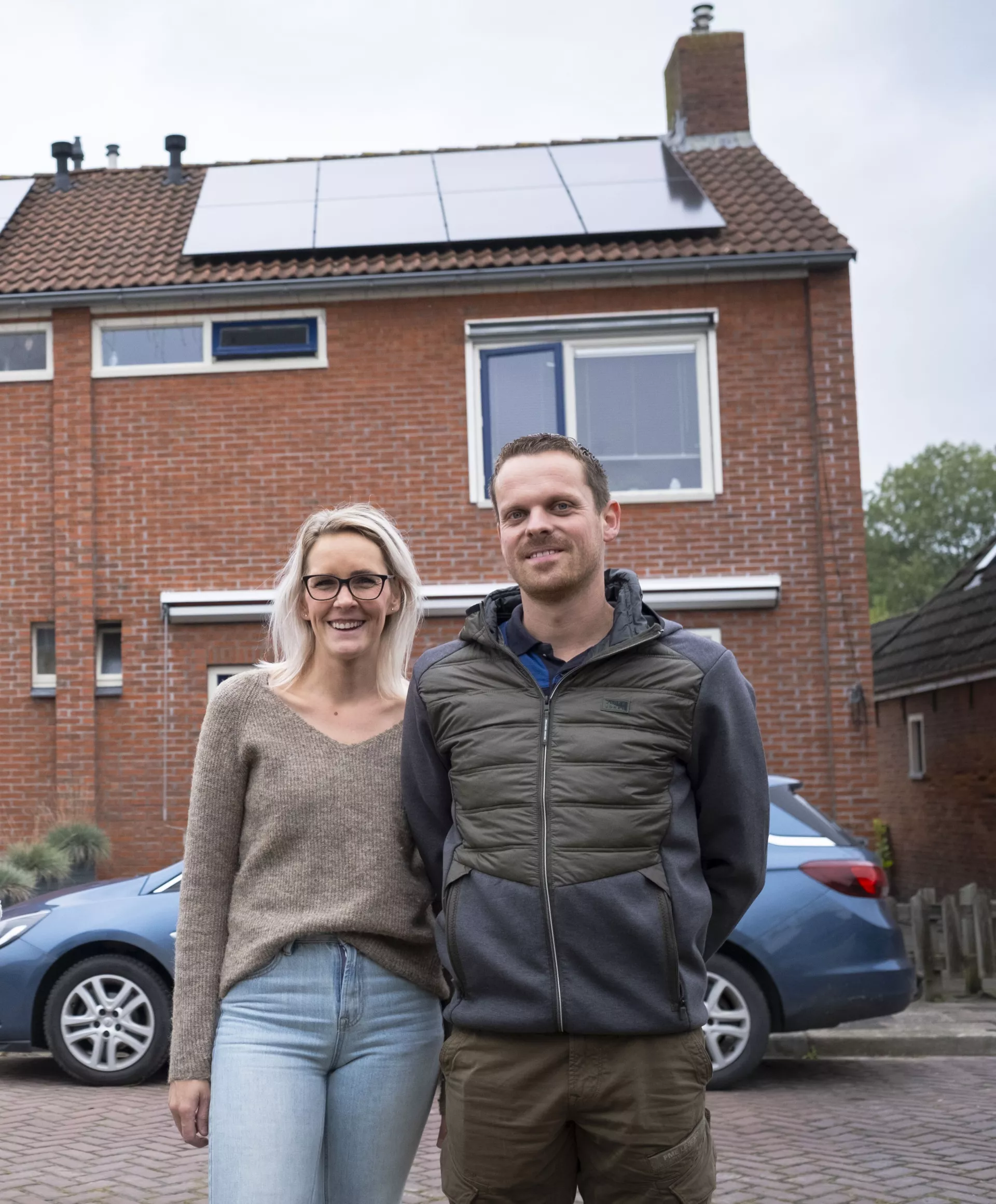 Huurders Renskje en Marcel met hun woning met zonnepanelen 