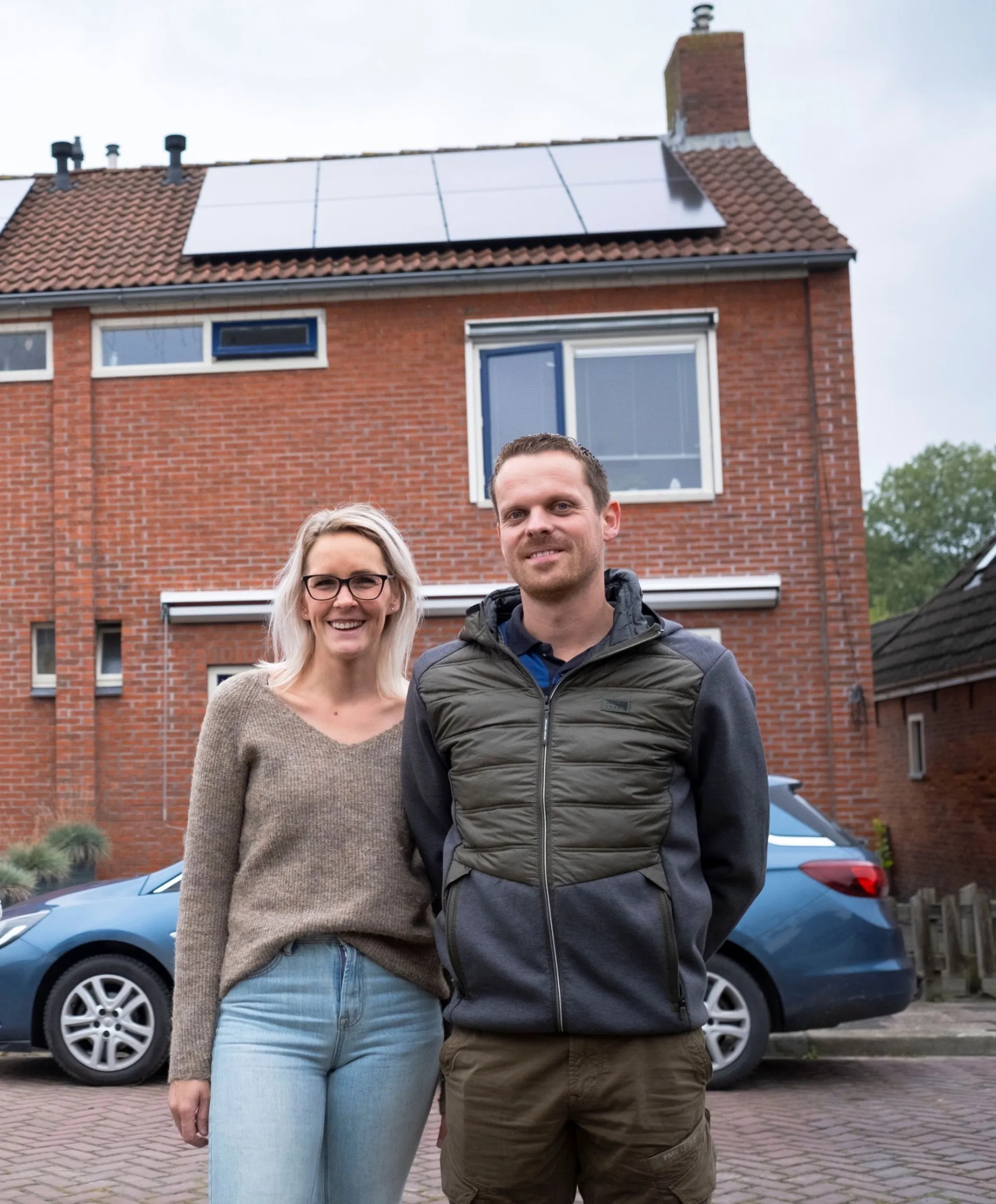 Huurders Renskje en Marcel met hun woning met zonnepanelen 