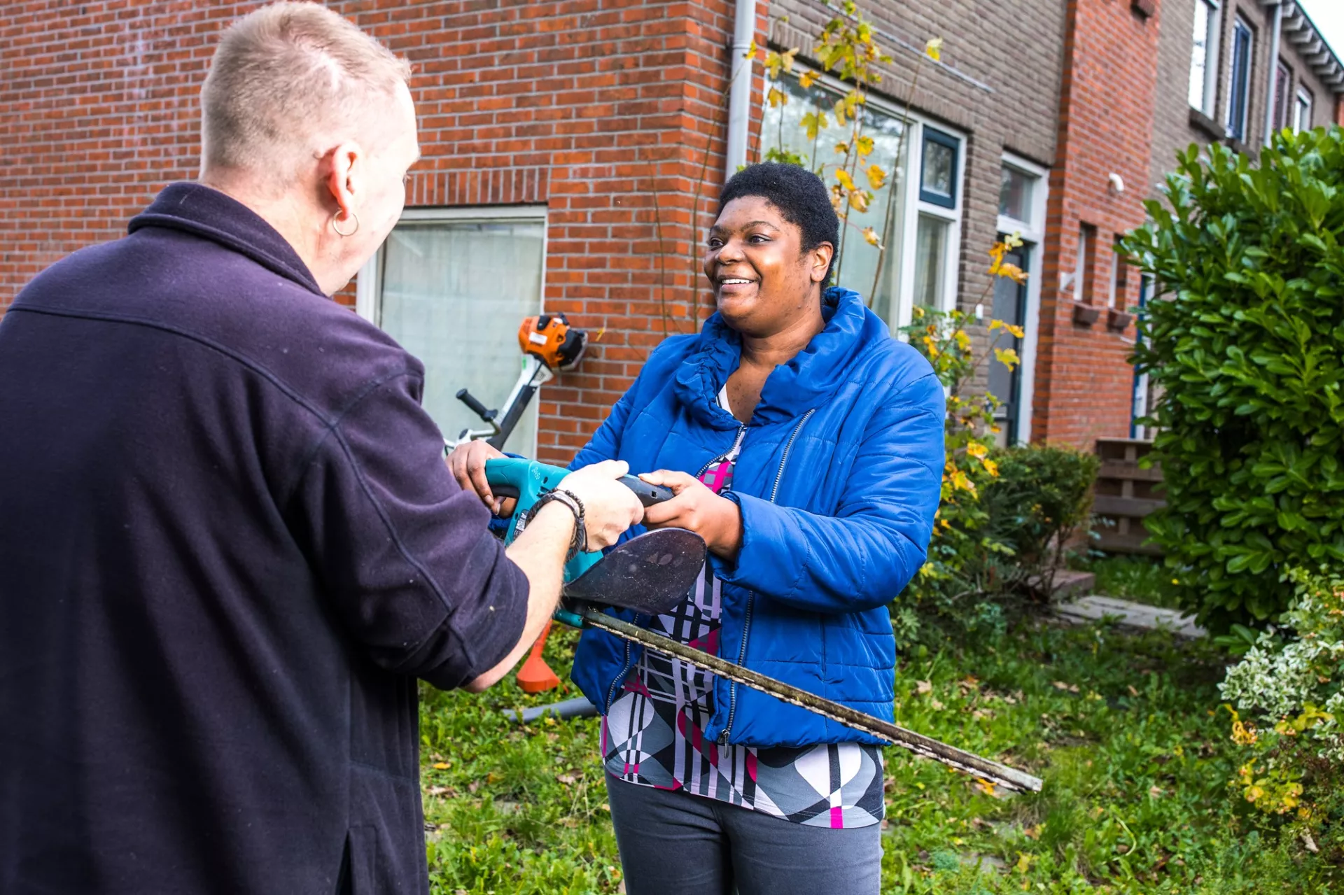 Huurder leent tuingereedschap