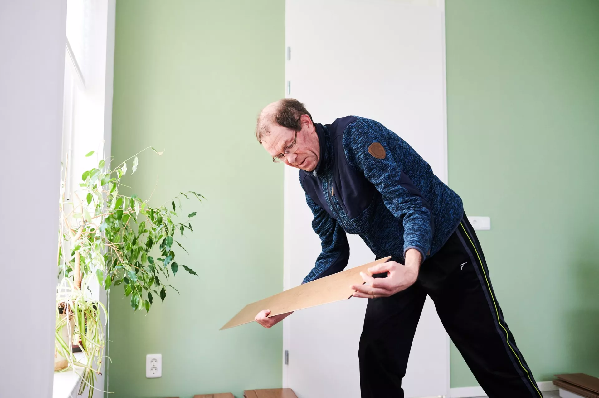 Huurder legt vloer in nieuwe woning