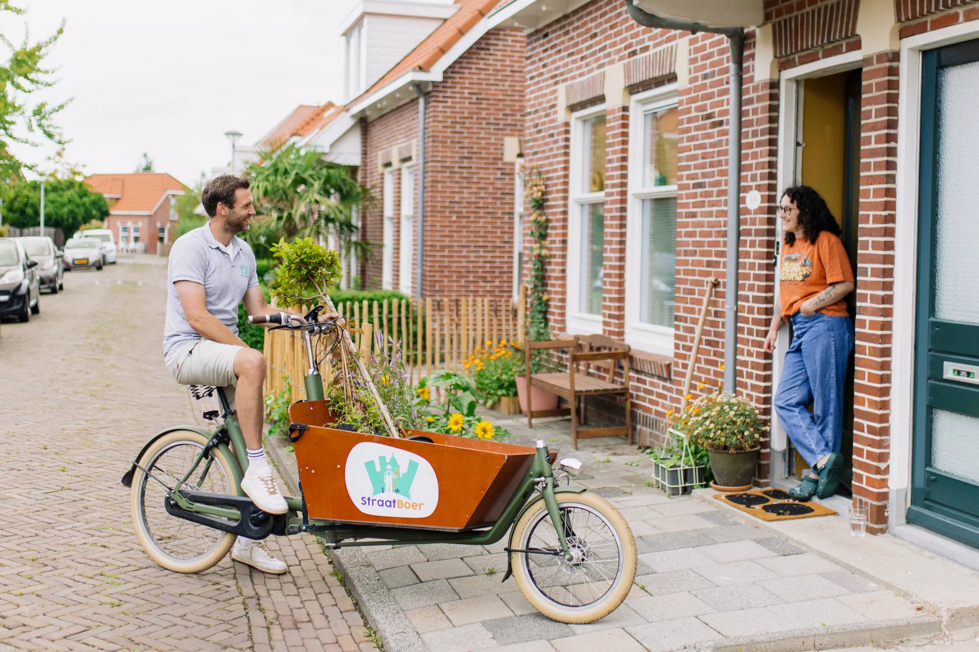 Straatboer Steven staat met huurder te praten