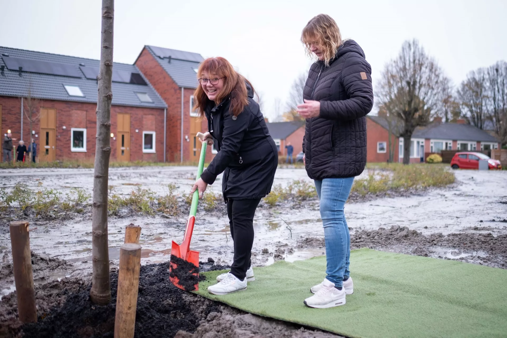 Huurders uit de J.P. Beukemastraat planten een boom