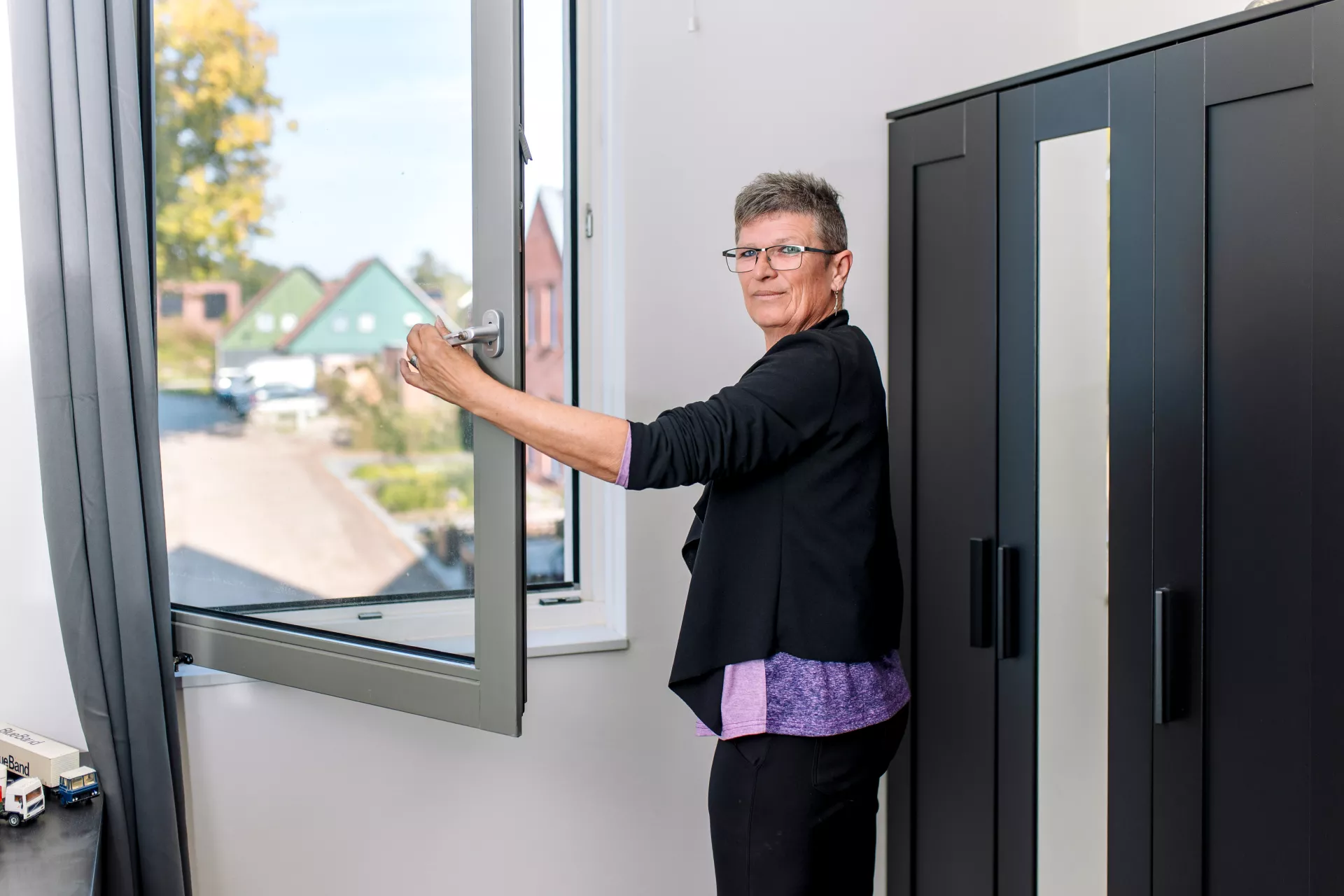 Huurder zet raam open om te ventileren