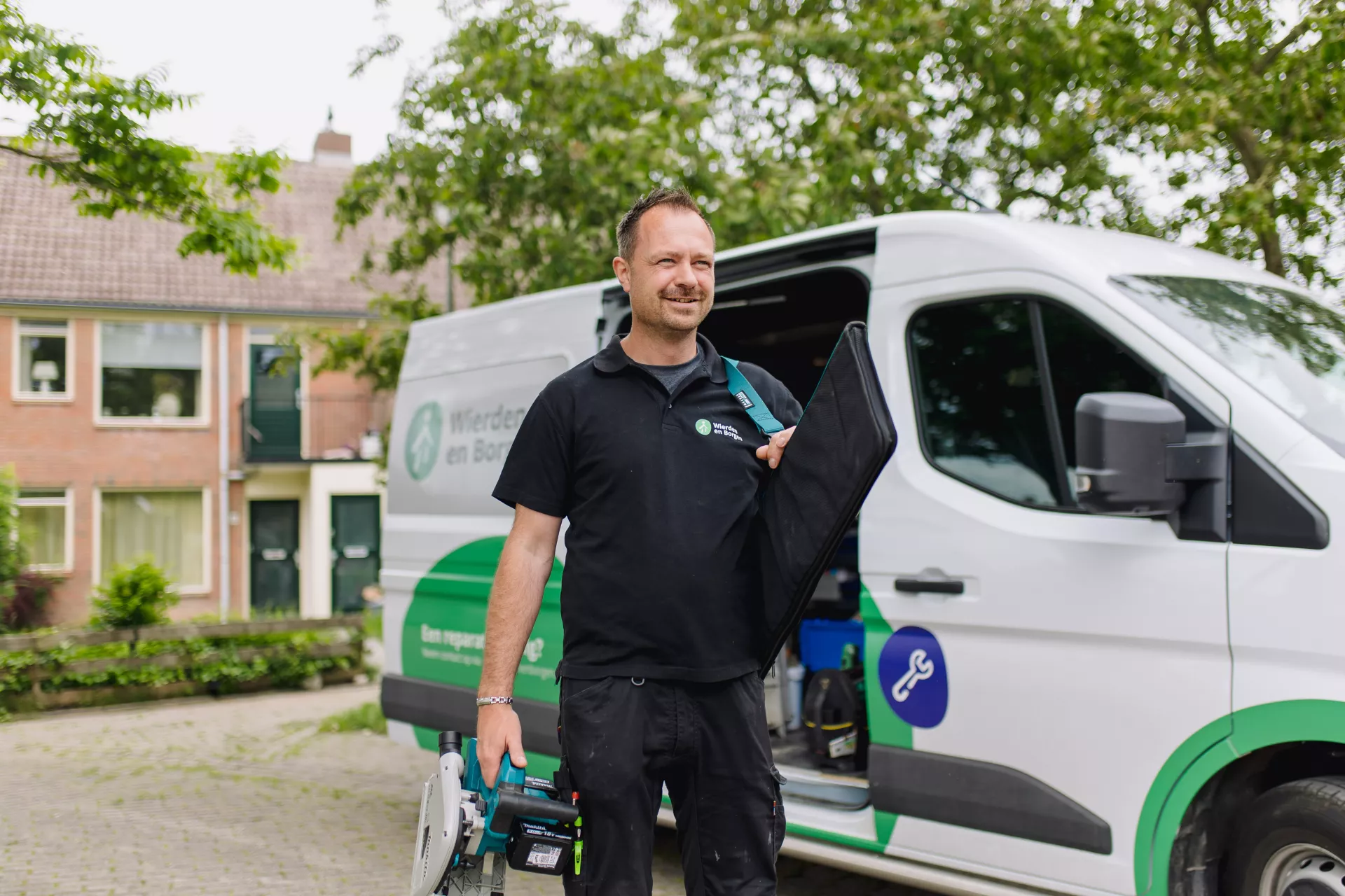 Vakman haalt gereedschap uit de bus