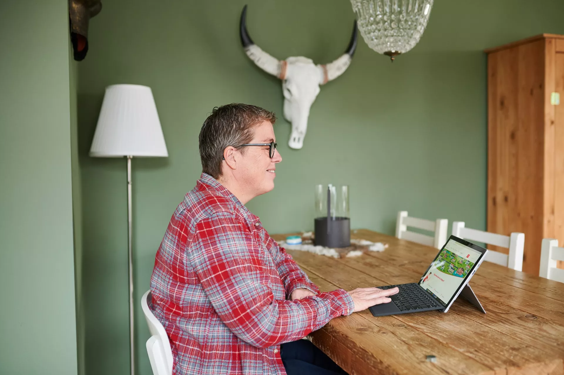 Huurder zoekt informatie op op de website