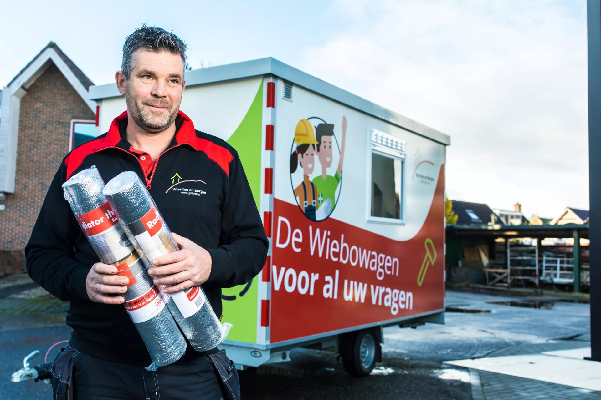 Vakman met isolatiemateriaal om uit te delen