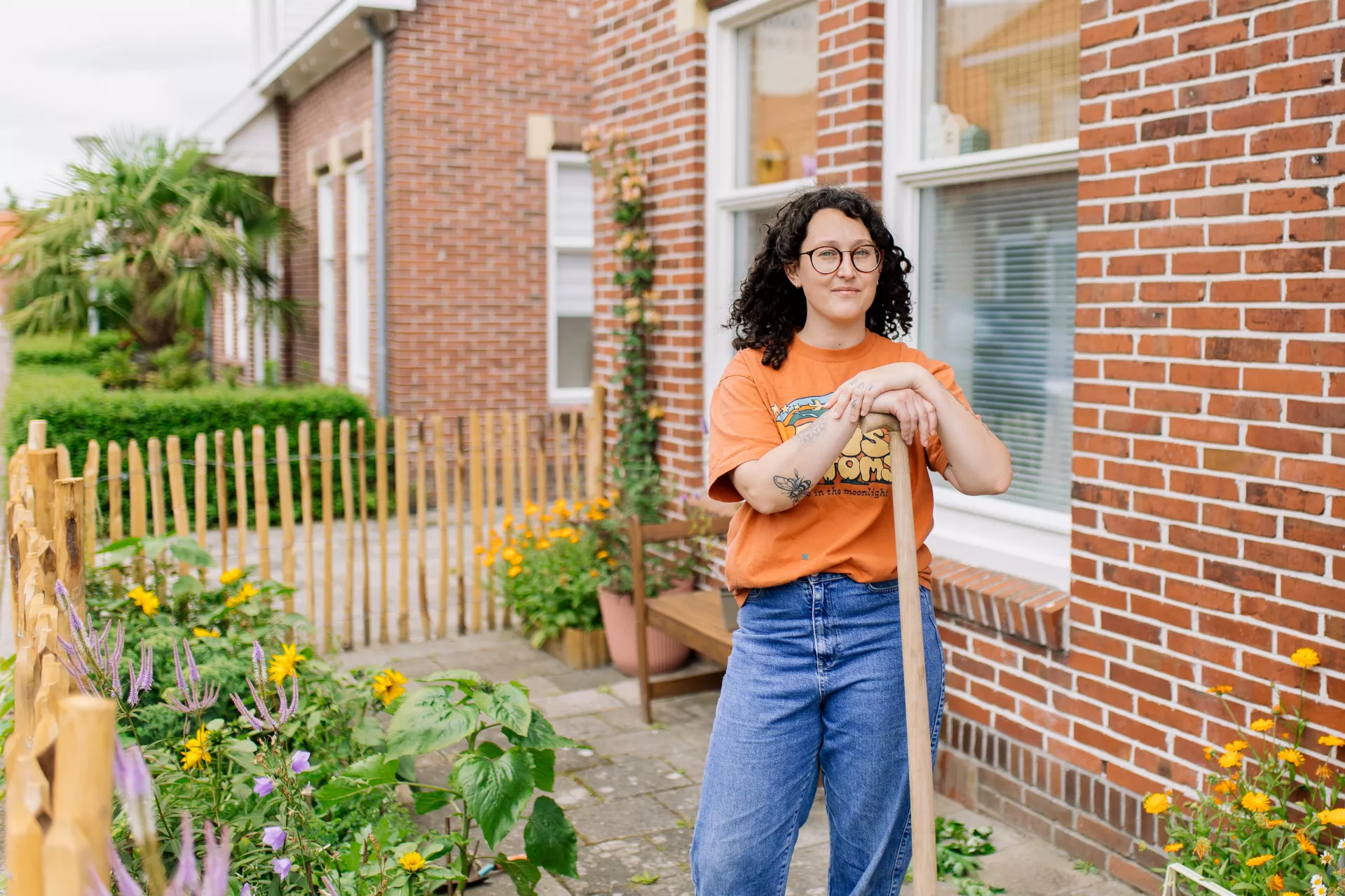 Huurder Ava in haar groene voortuin