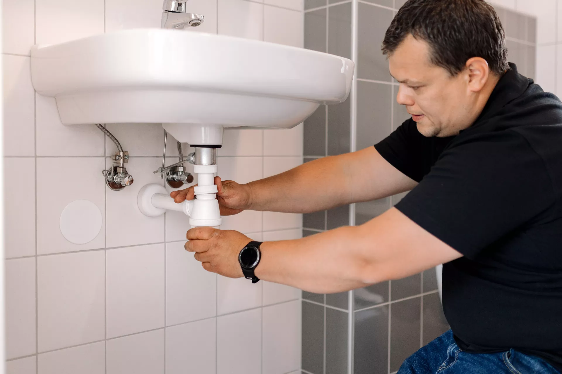 Vakman repareert sifon