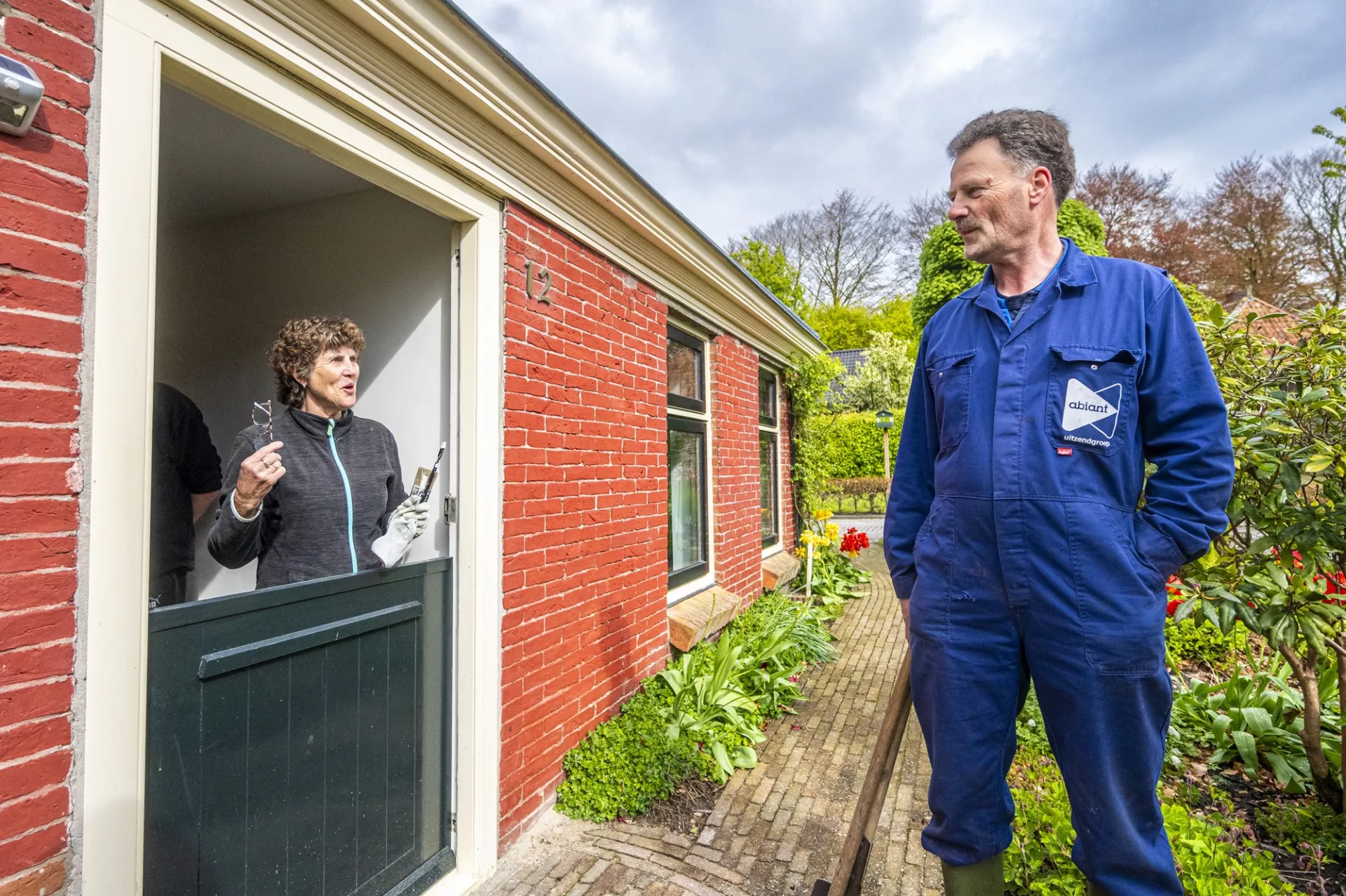 Huurder met buurvrouw in gesprek