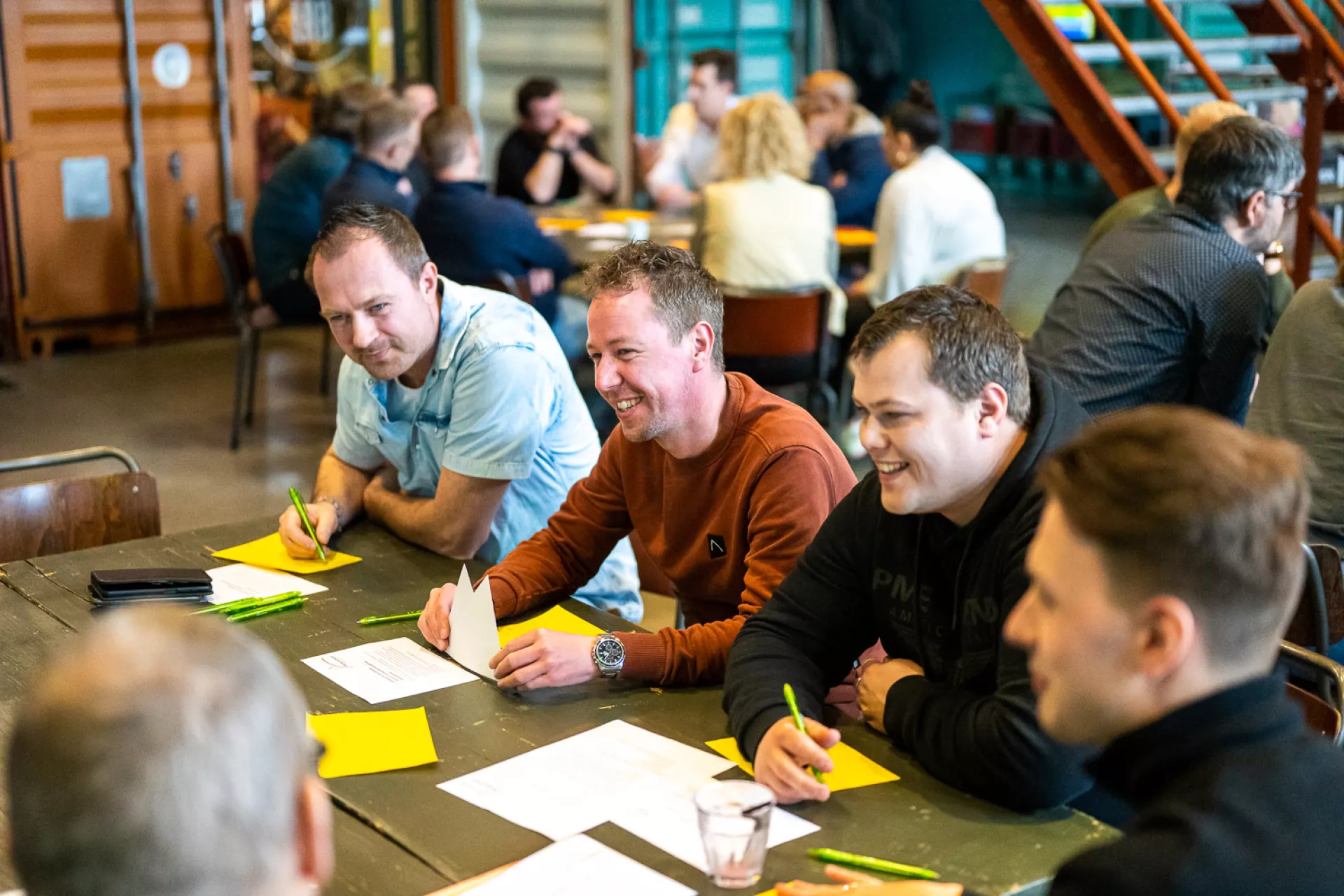 Collega's tijdens medewerkersbijeenkomst