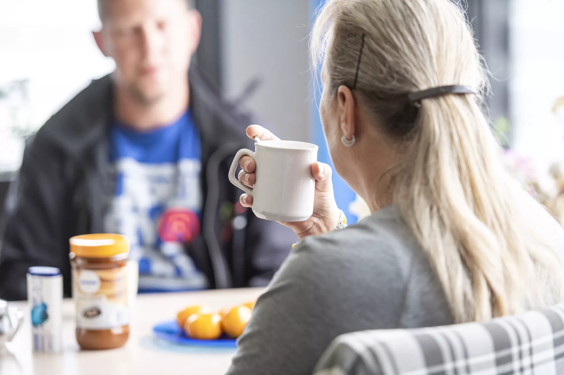 In gesprek aan de keukentafel met een kopje koffie