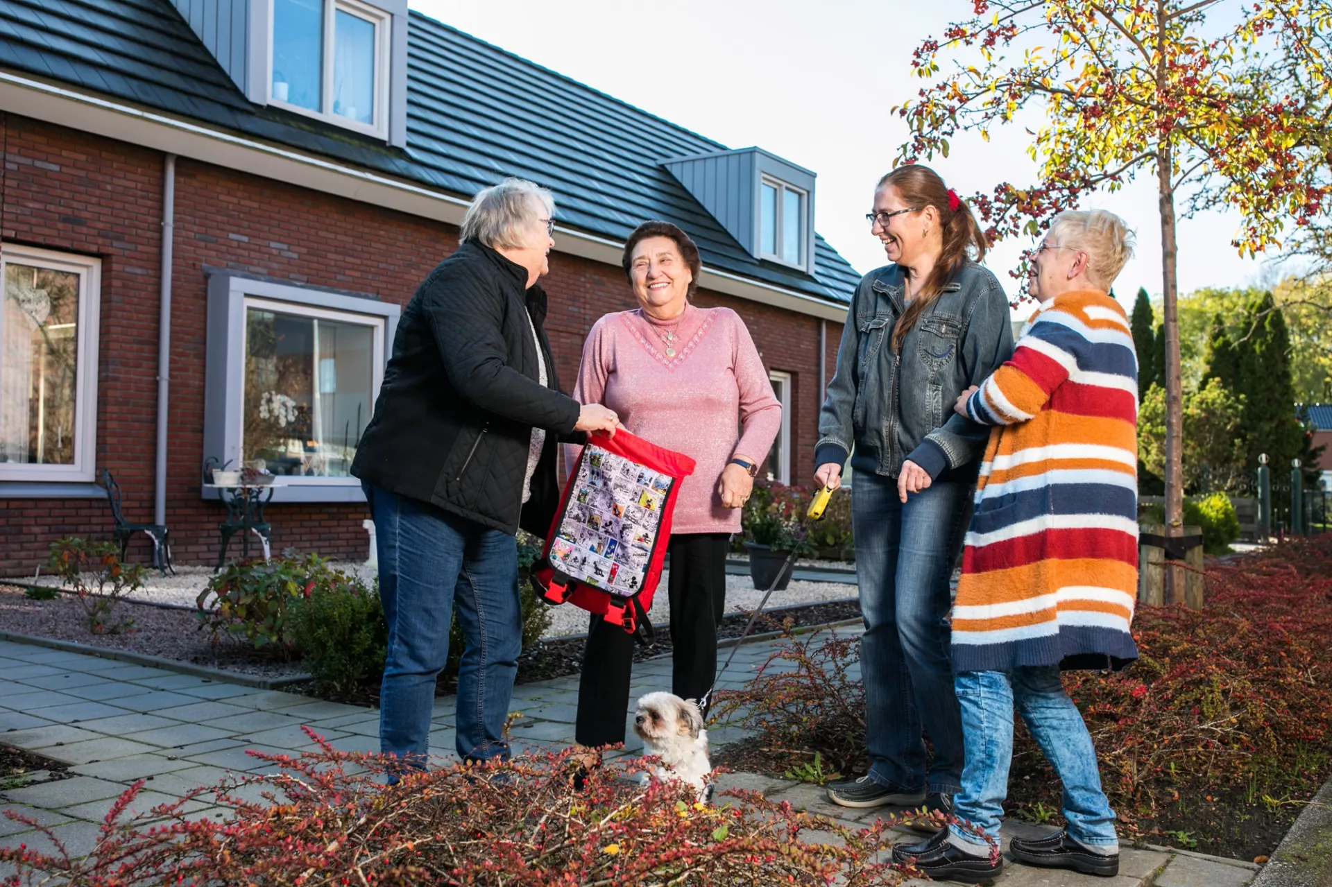 Buurtbewoners maken een praatje met elkaar