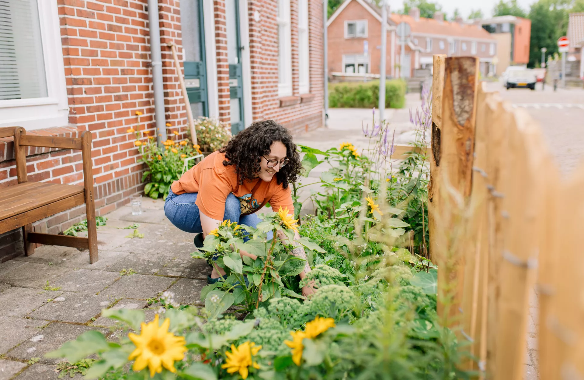 Huurder met groene voortuin