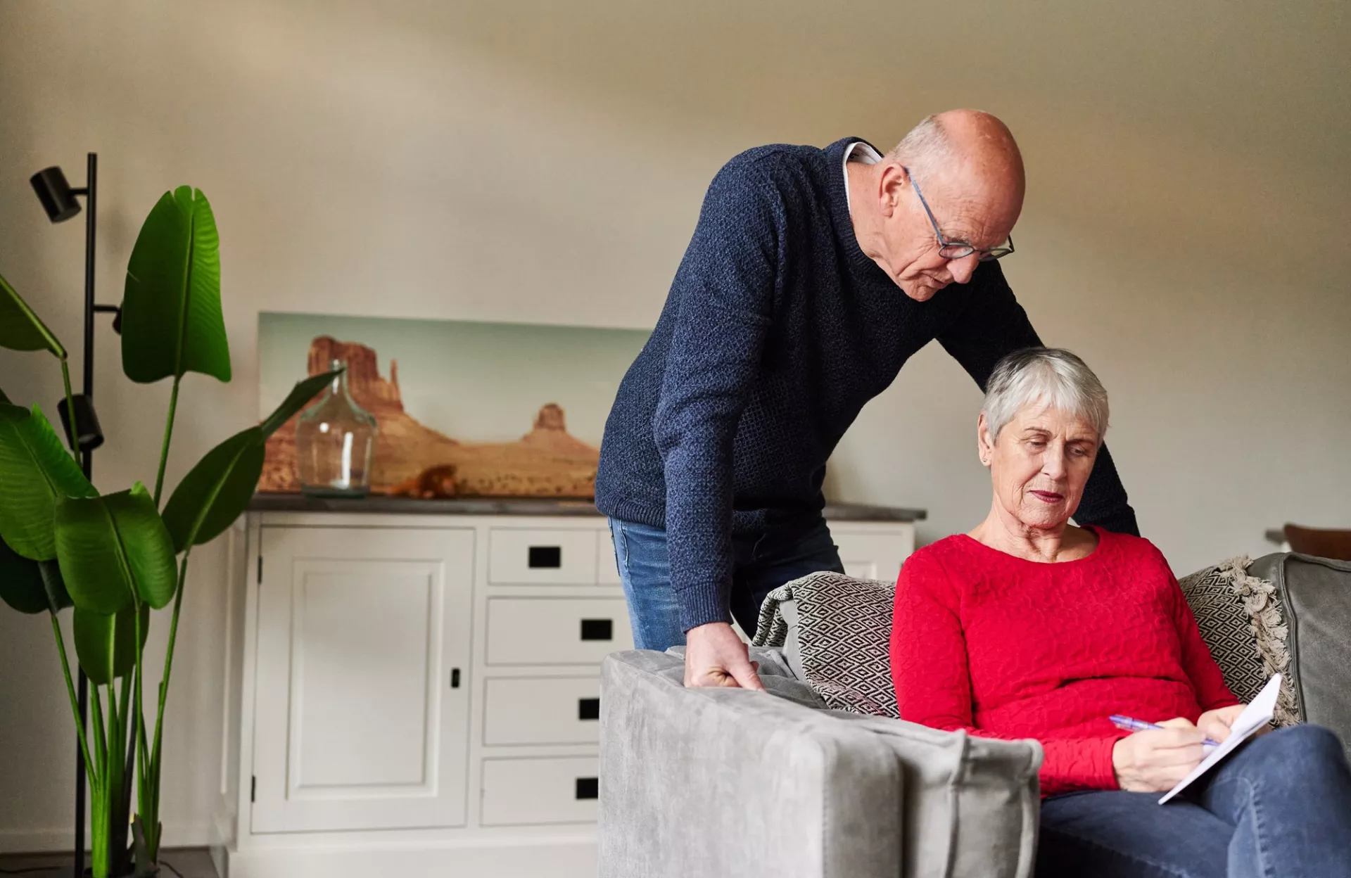Huurders vullen samen de verhuischecklist in