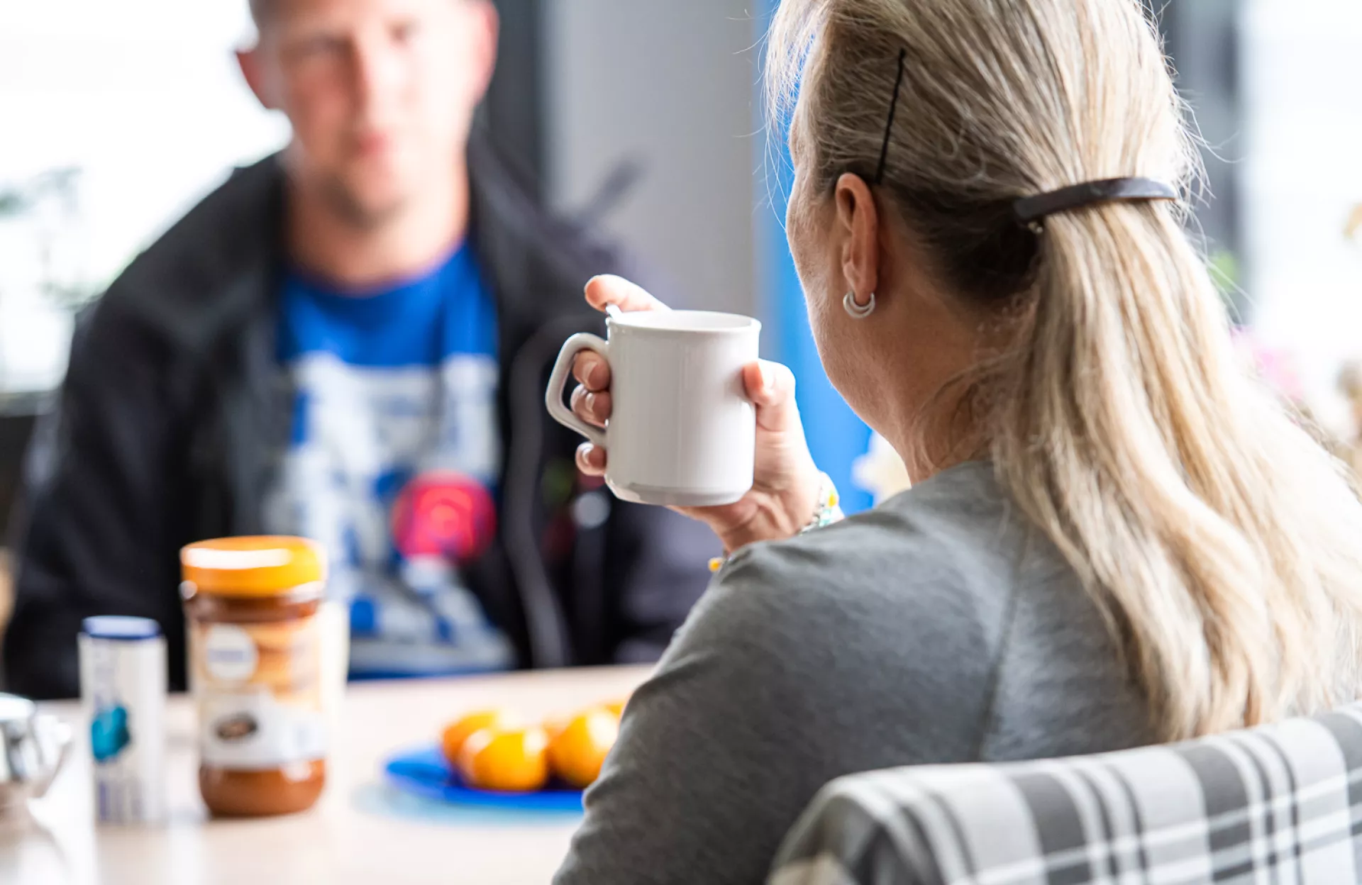 Koffiedrinken bij een huurder thuis
