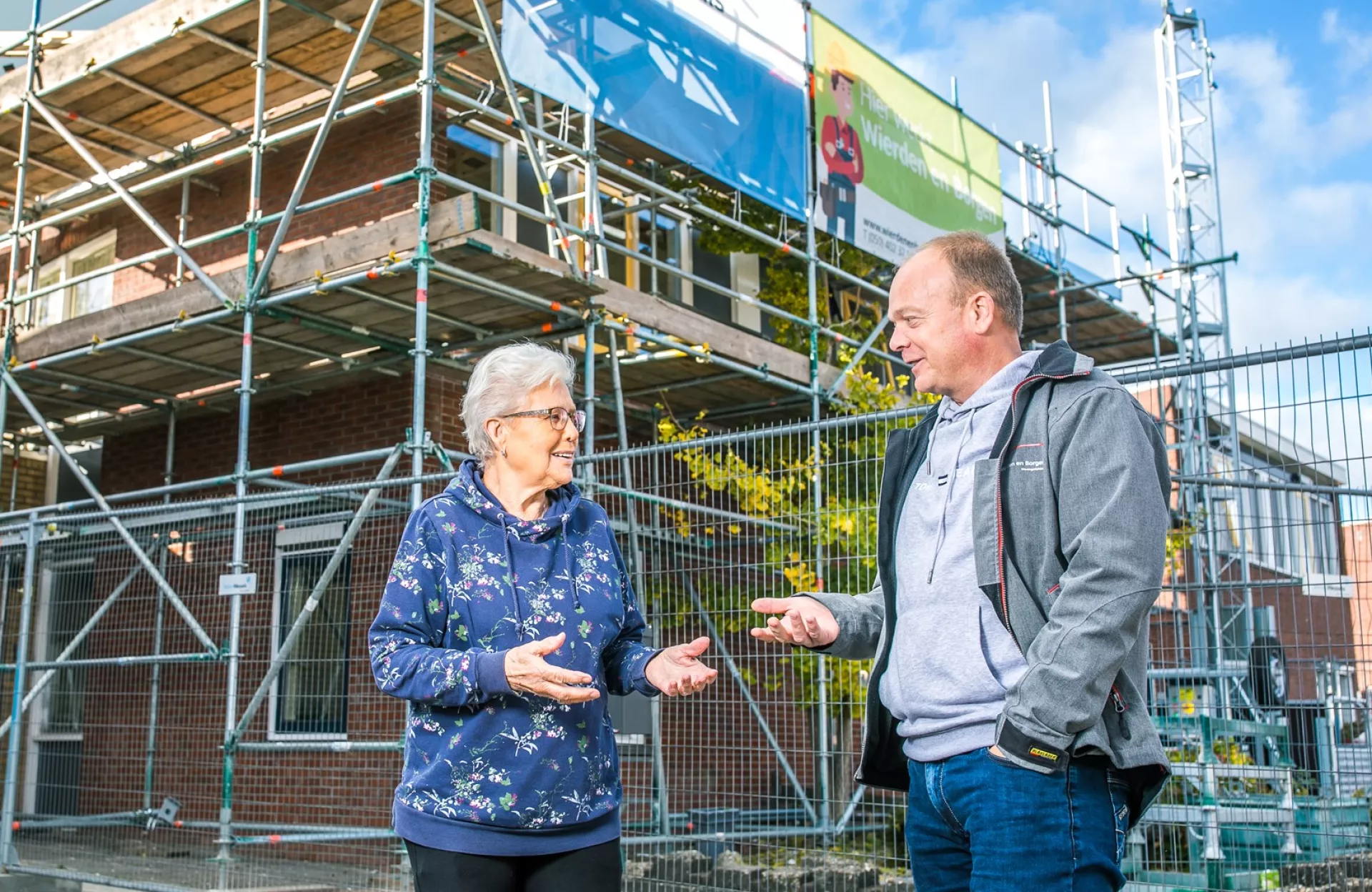 Huurder met opzichter in gesprek over werkzaamheden aan woning