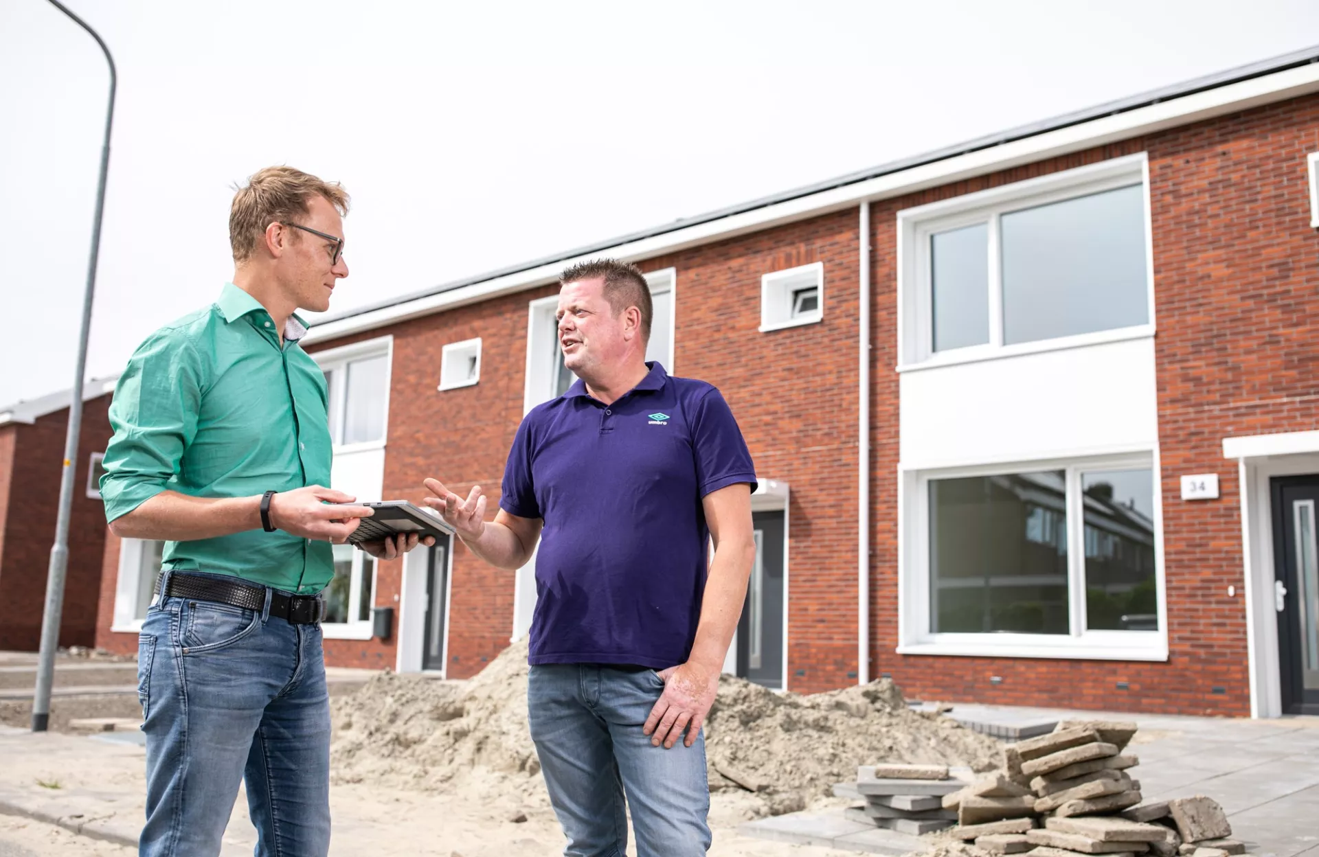 Projectconsulent in gesprek met huurder