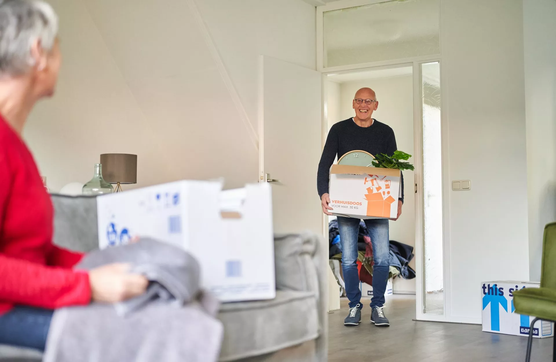 Huurder tilt verhuisdoos