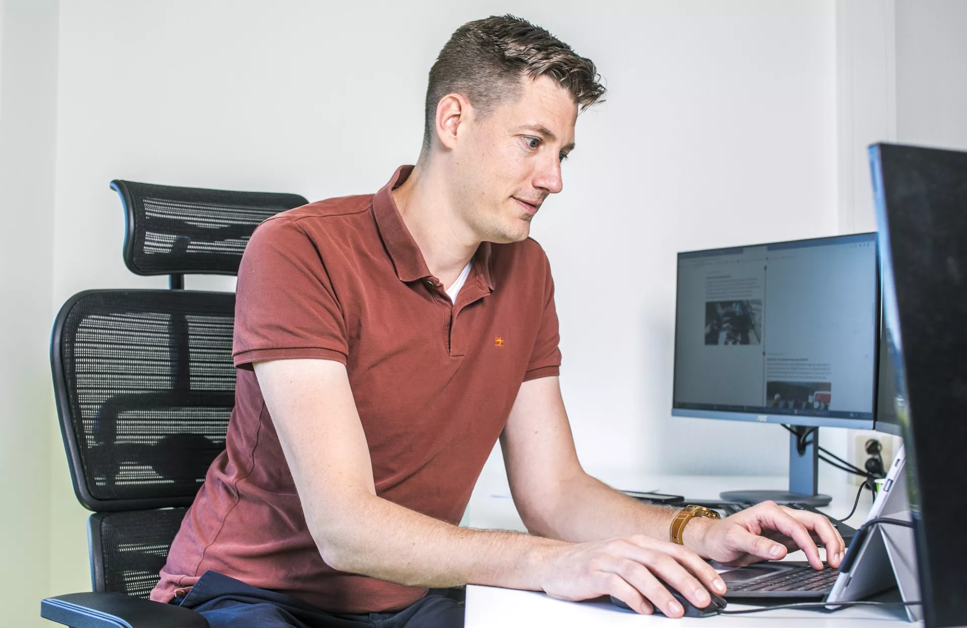 Projectleider aan het werk achter bureau