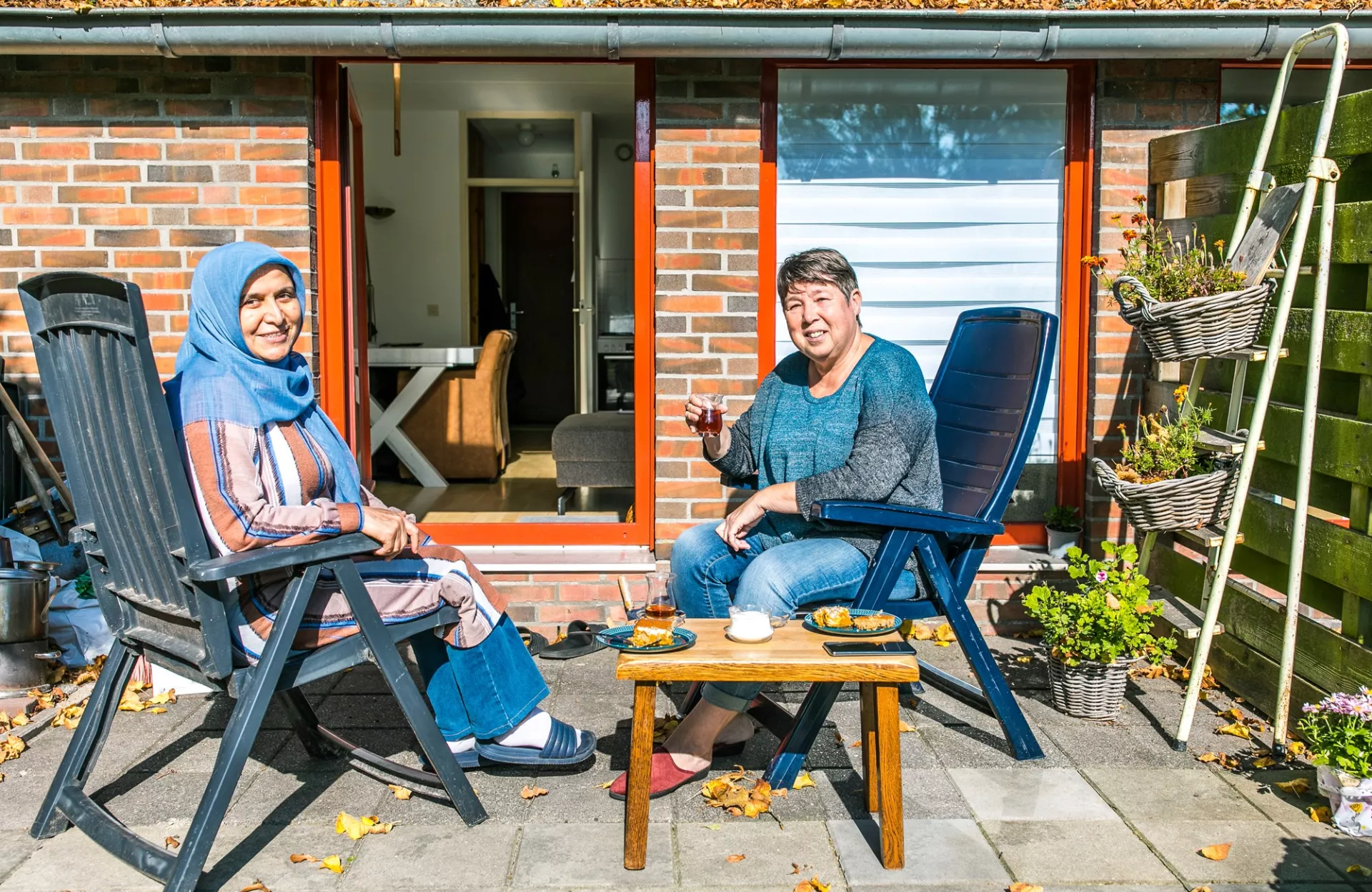 Buren drinken een kopje koffie in de tuin