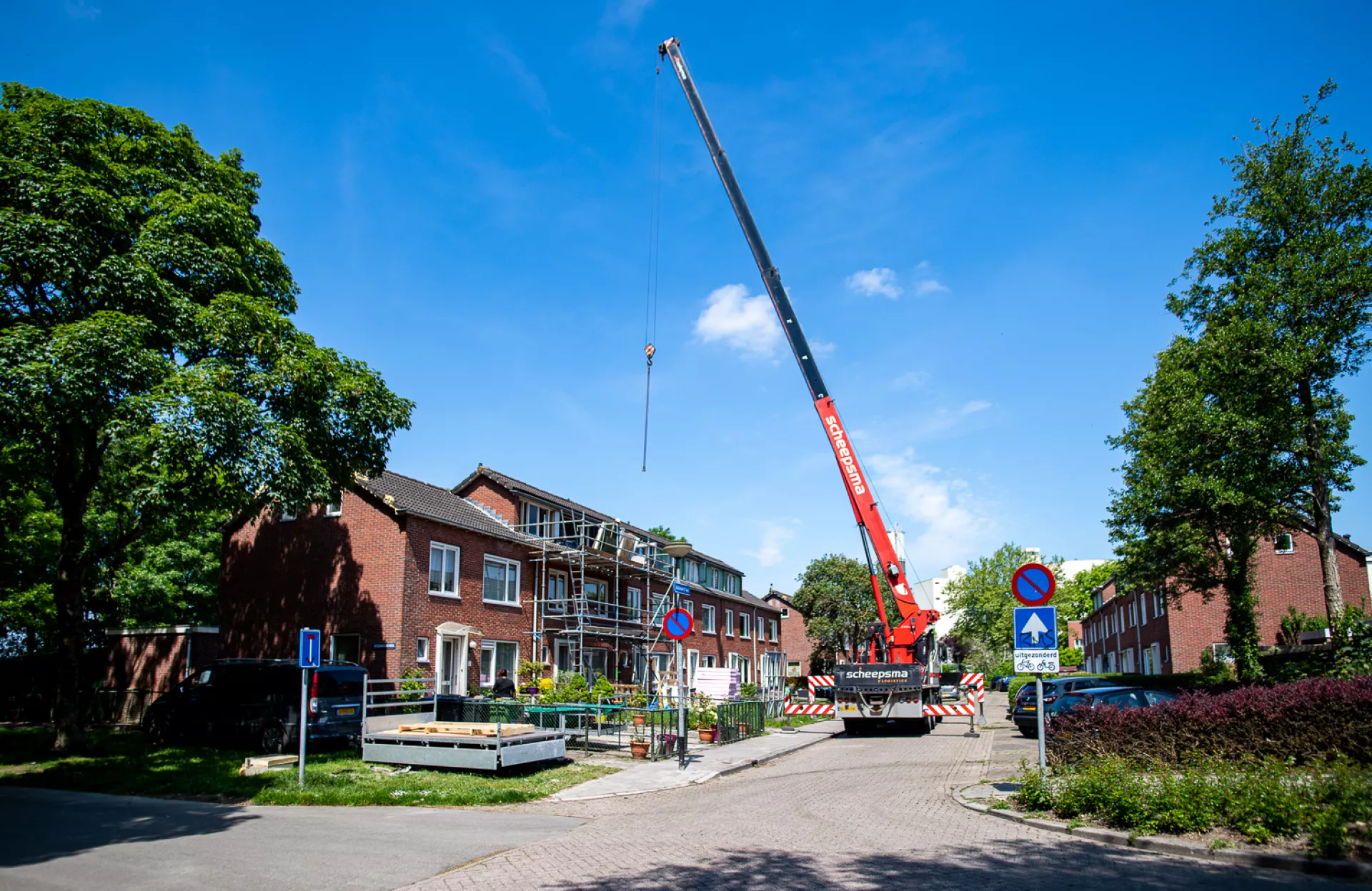 Werkzaamheden met kraan bij woning