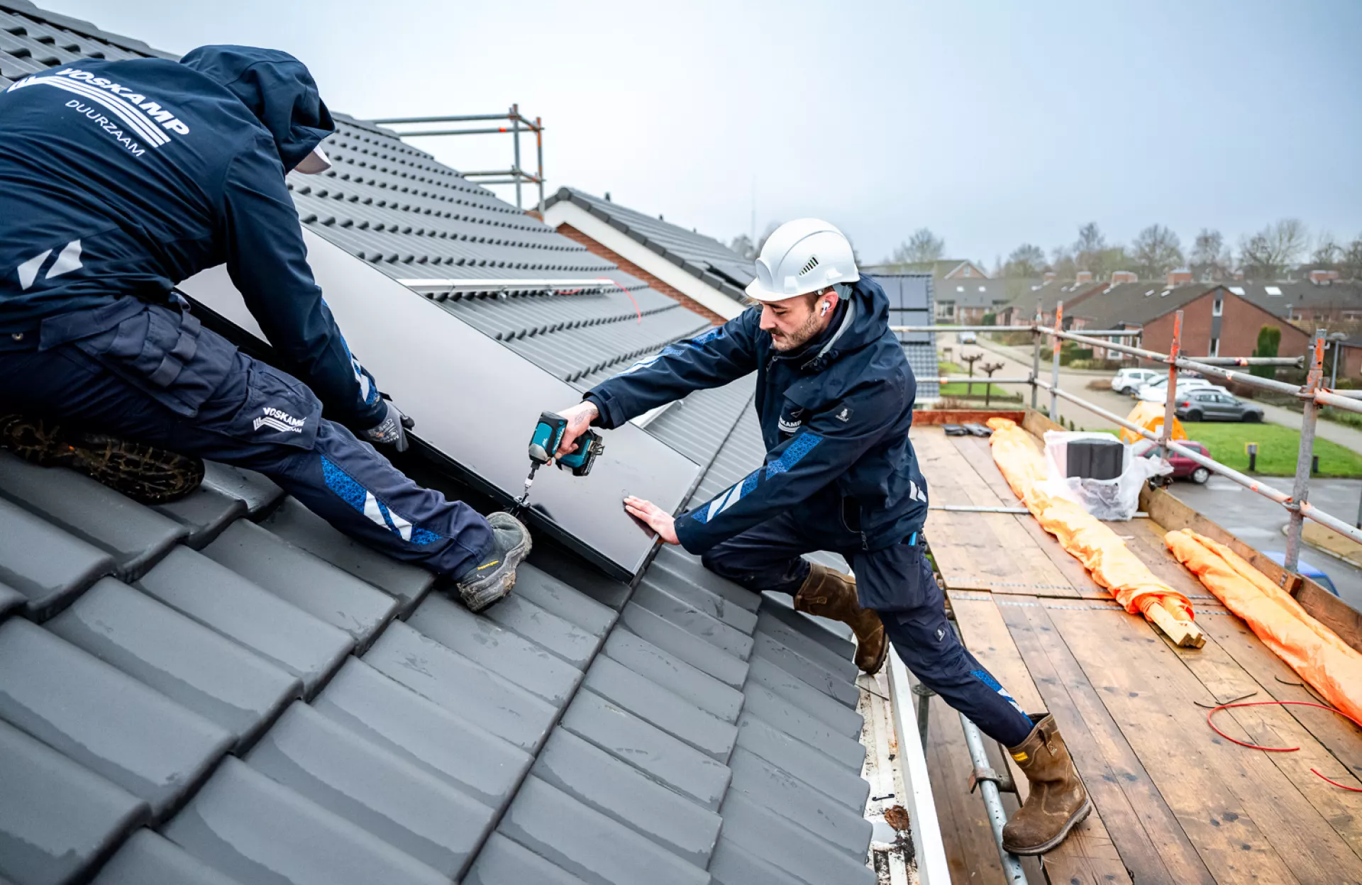 Zonnepanelen leggen in Hoogkerk