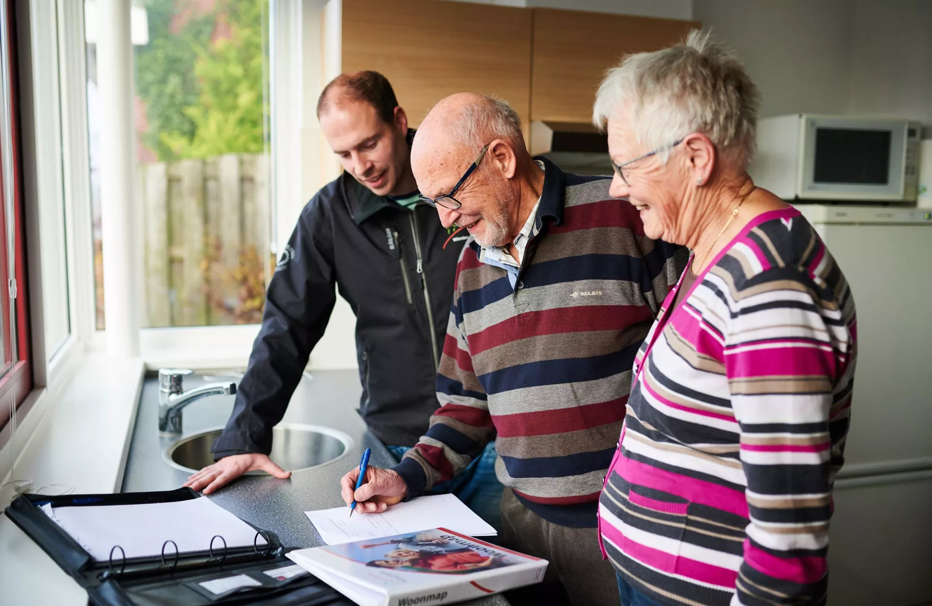 Huurders ondertekenen contract